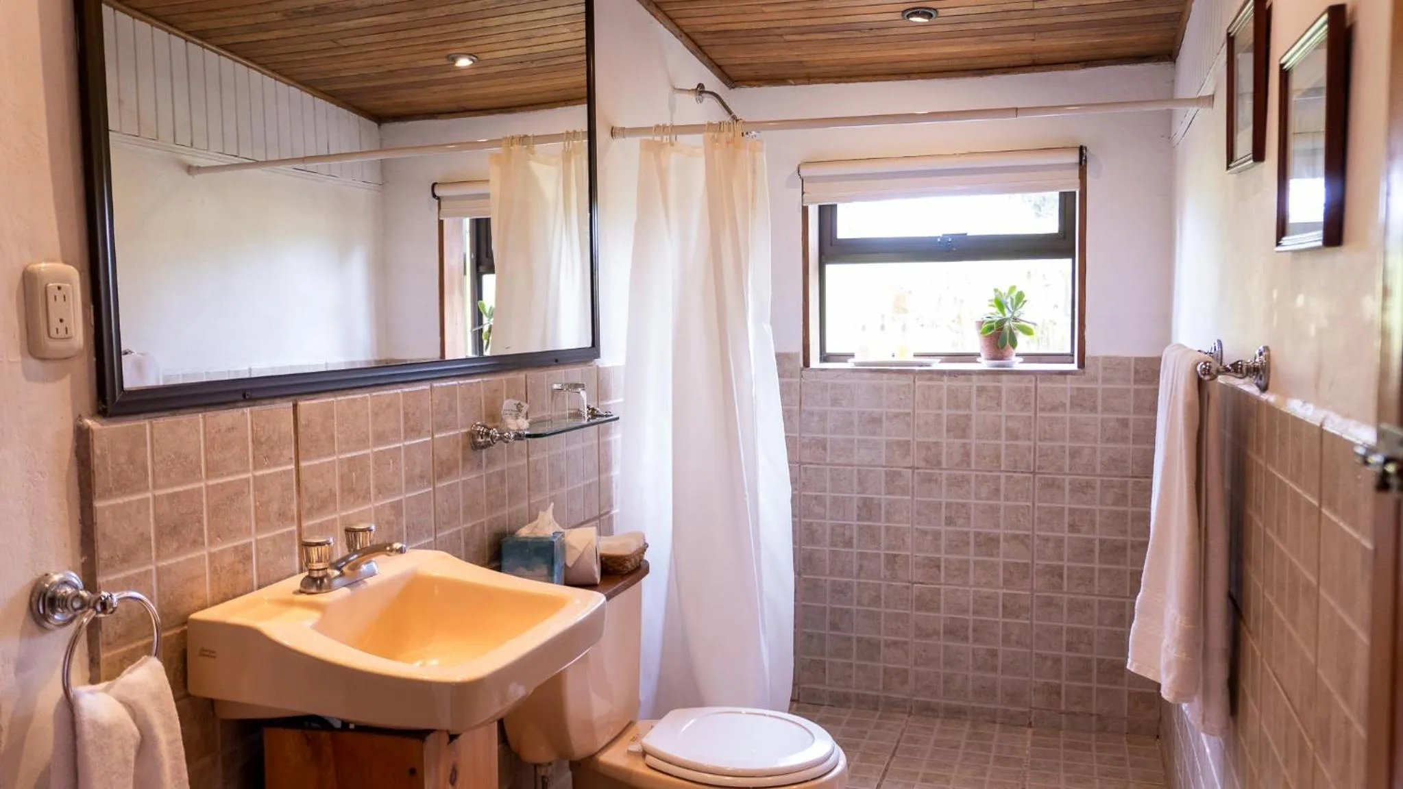 Bathroom in Poas Volcano Lodge