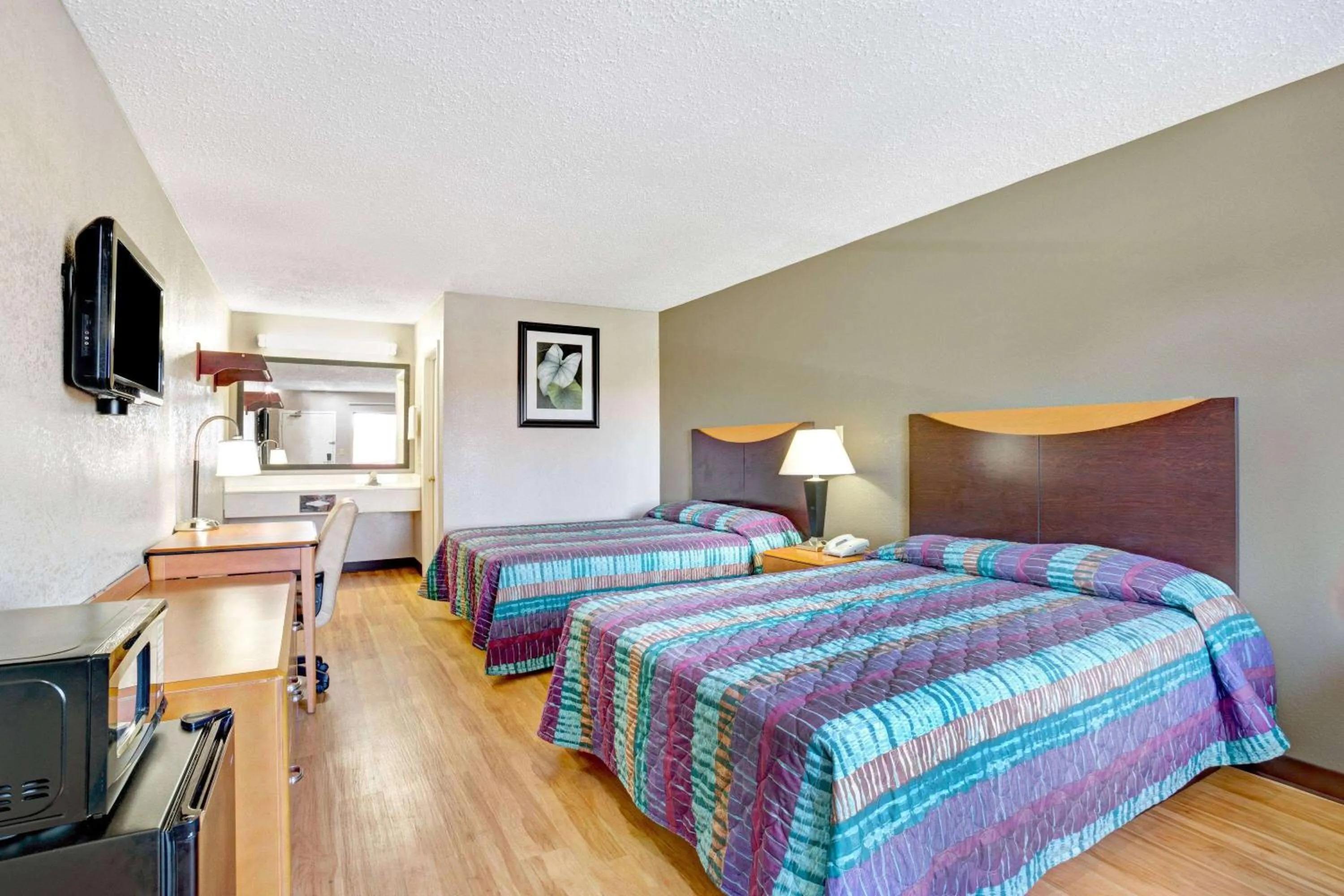 Photo of the whole room, Bed in Super 8 by Wyndham Fredericksburg