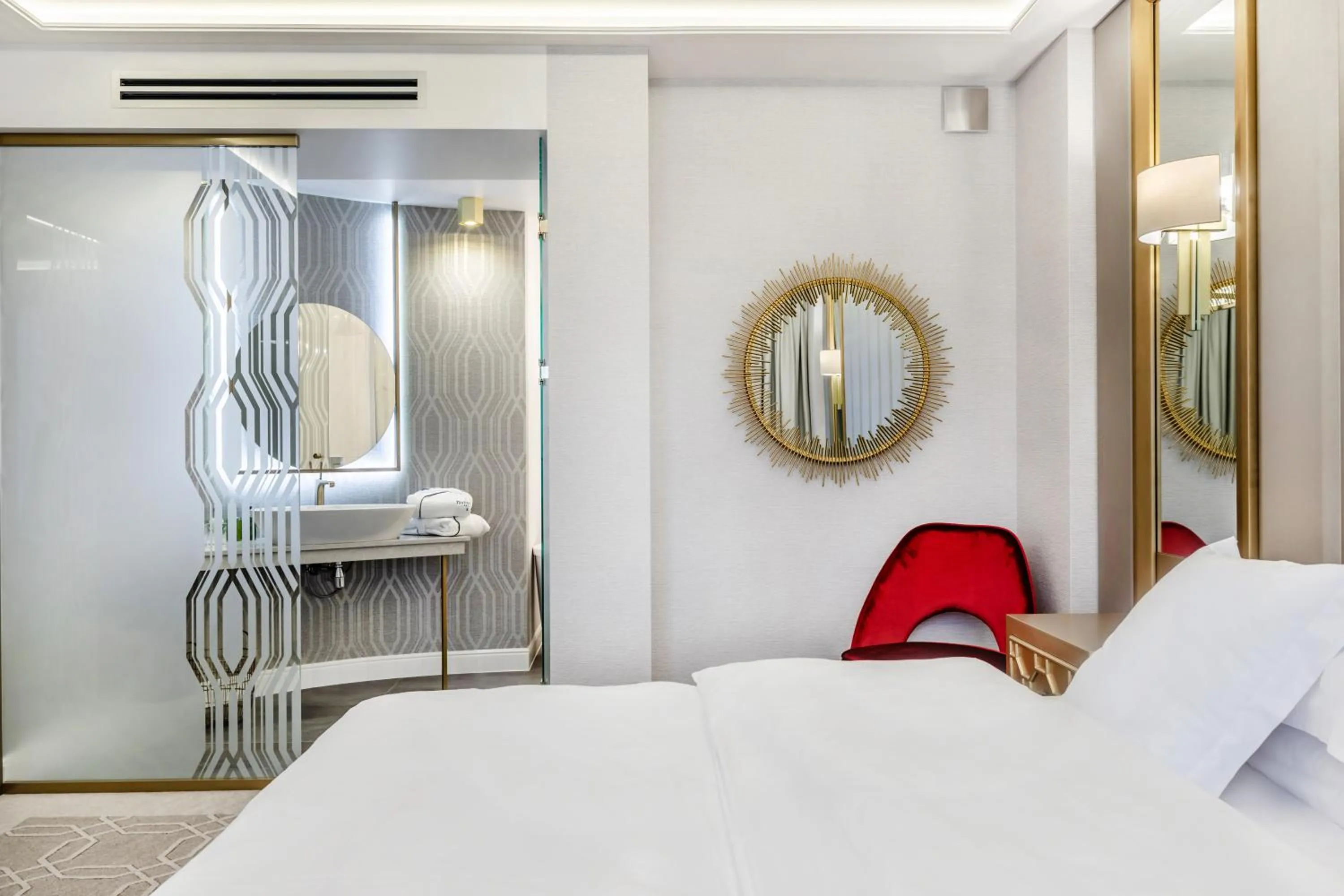 Bathroom, Bed in Hotel Traugutta3