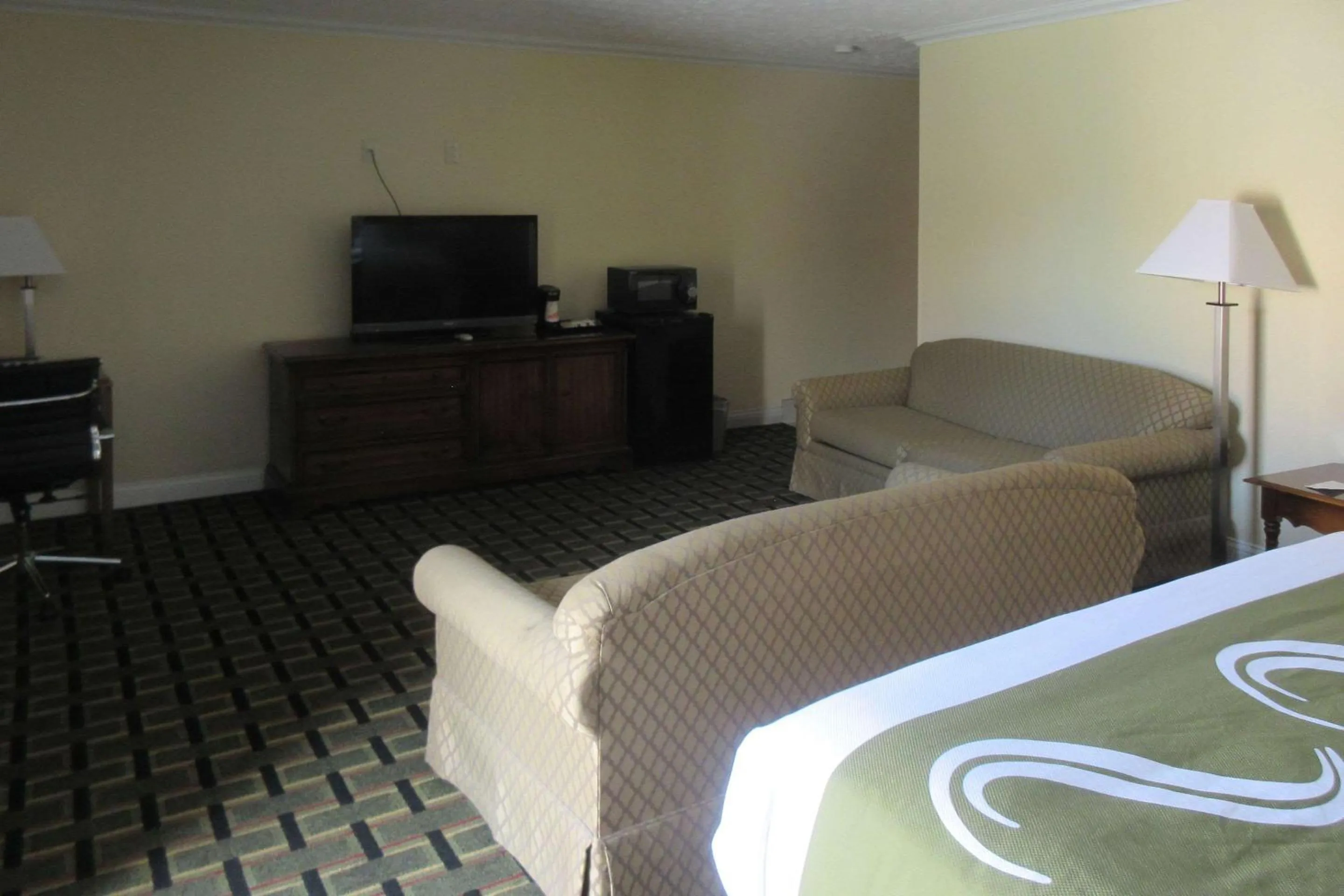 Photo of the whole room, Bed in Quality Inn Harrodsburg
