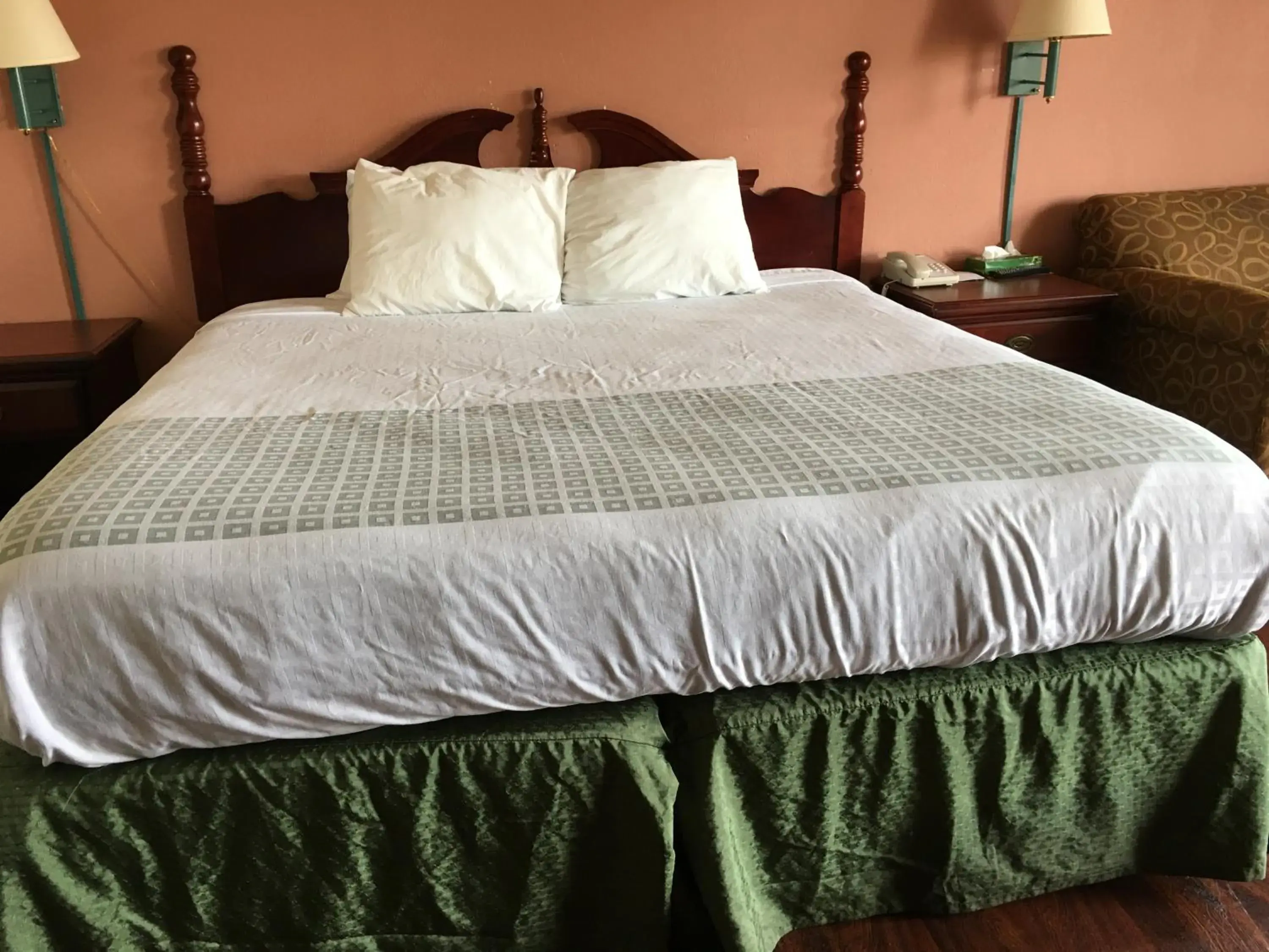 Bed in America's Best Value Inn-Marion