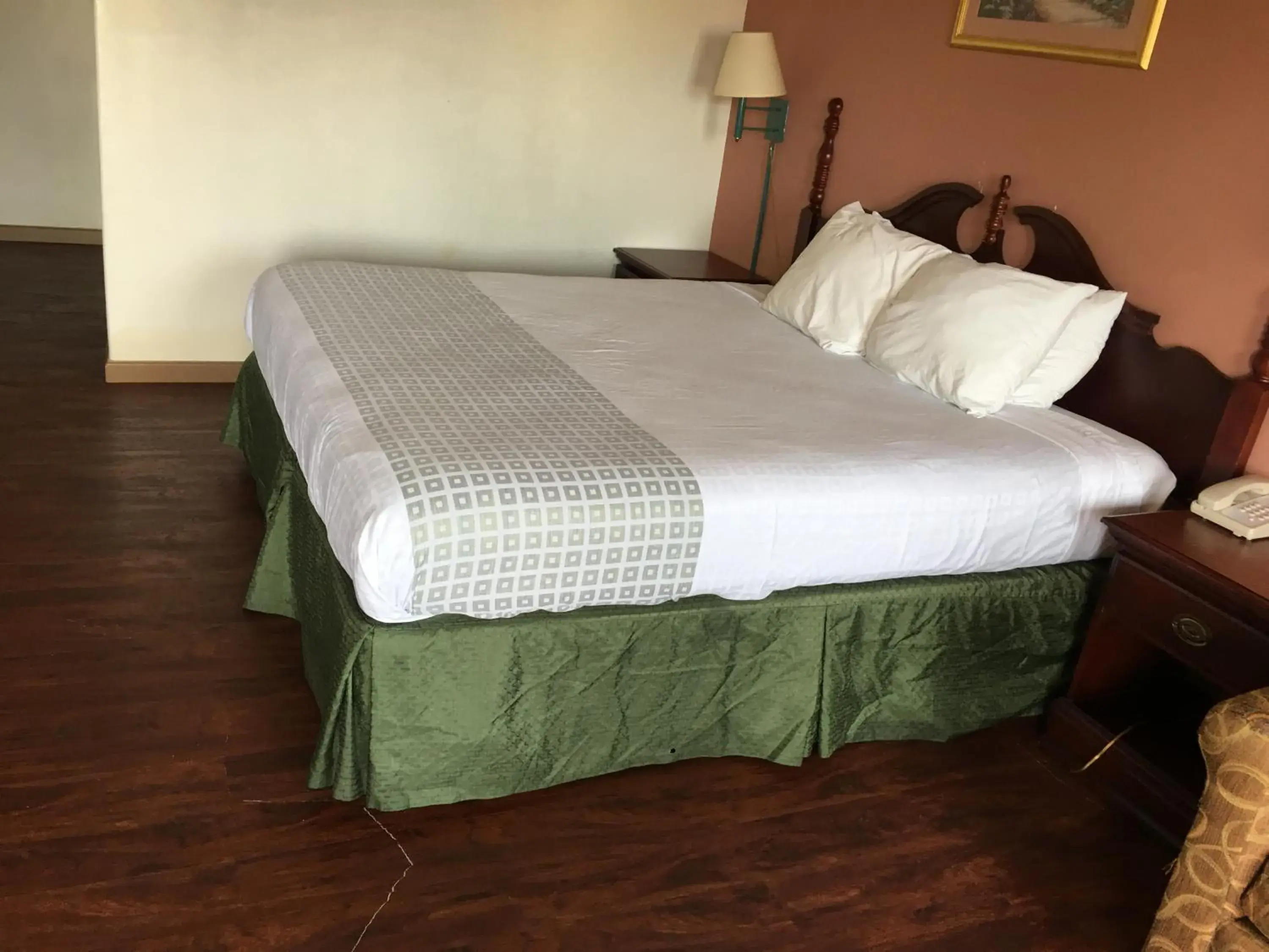 Bed in America's Best Value Inn-Marion