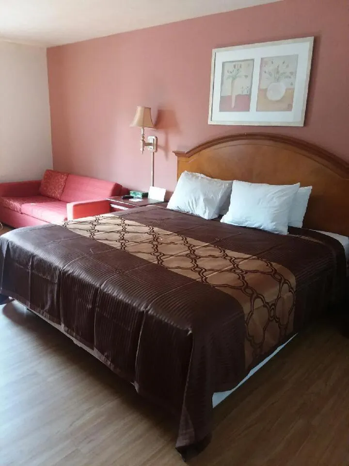 Bed in America's Best Value Inn-Marion