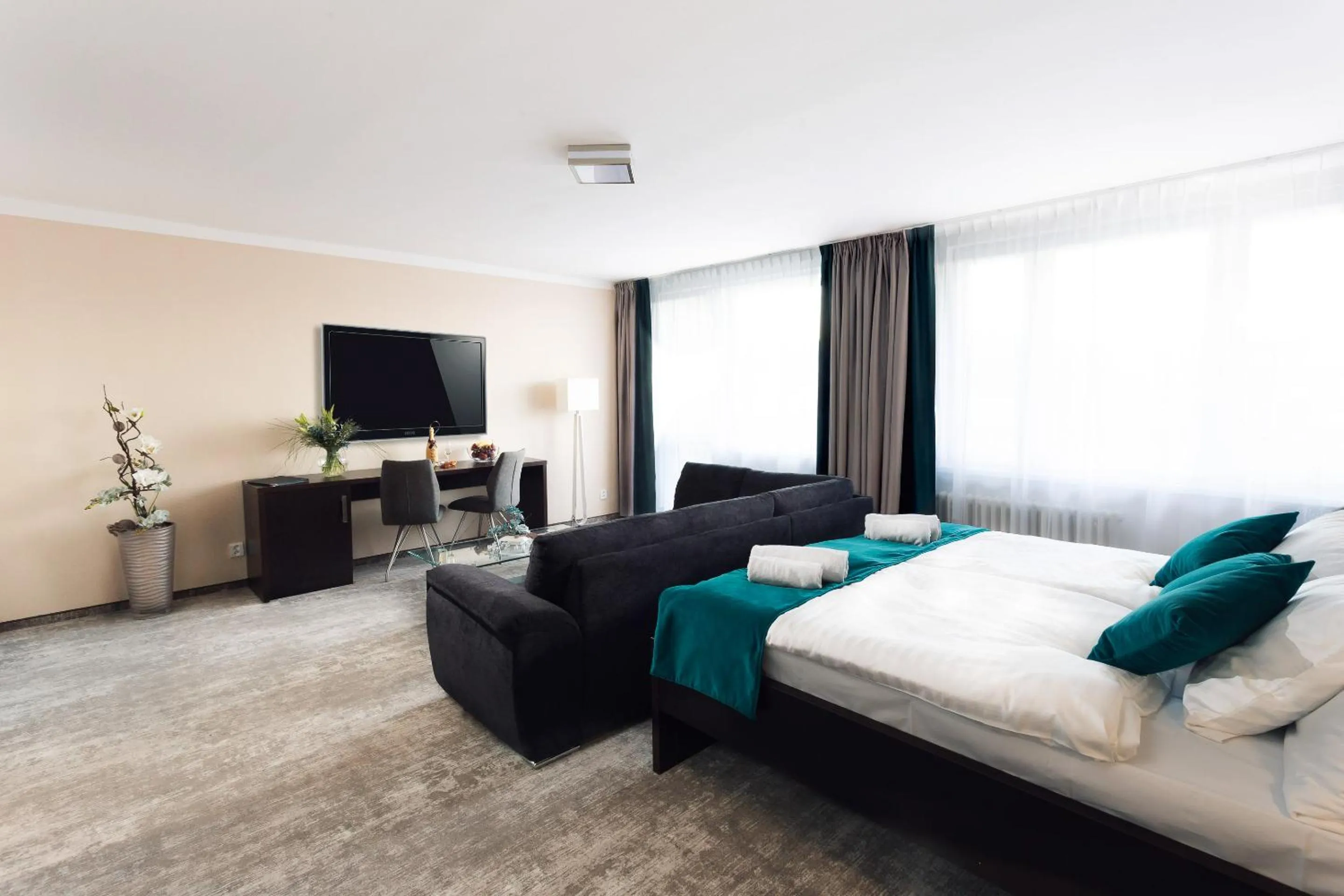 Living room, Bed in Hotel Crystal