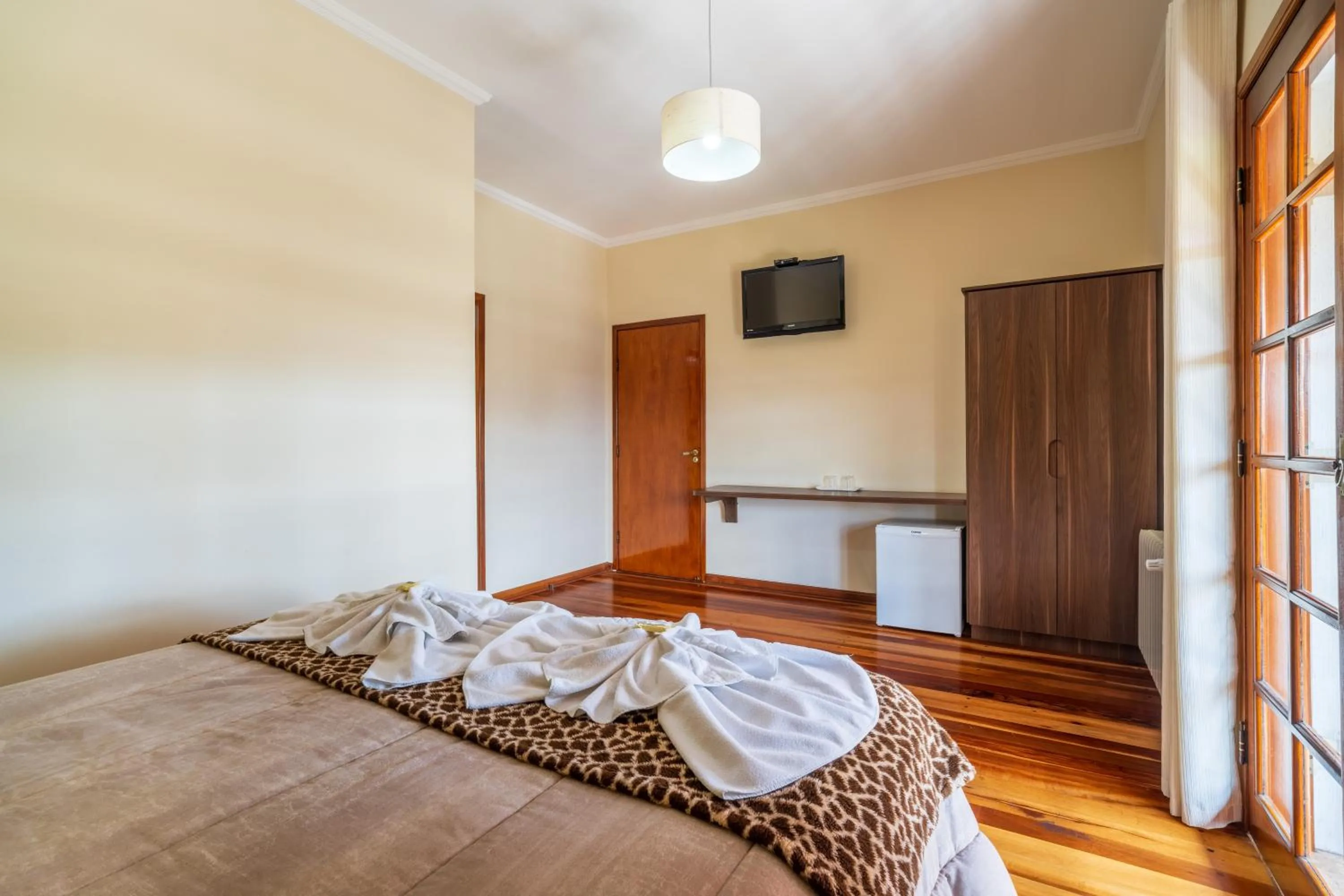 Family Room in Pousada Serra do Jordão by Concavus