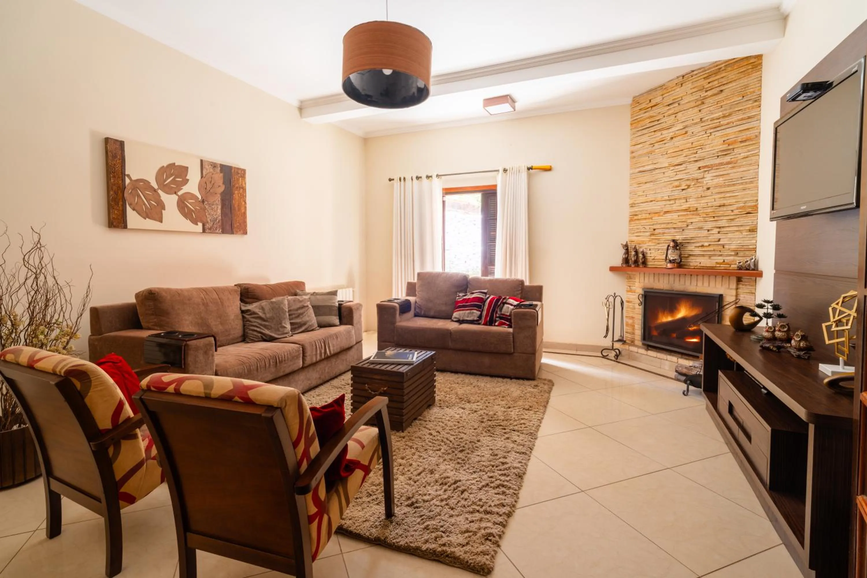 Communal lounge/ TV room in Pousada Serra do Jordão by Concavus