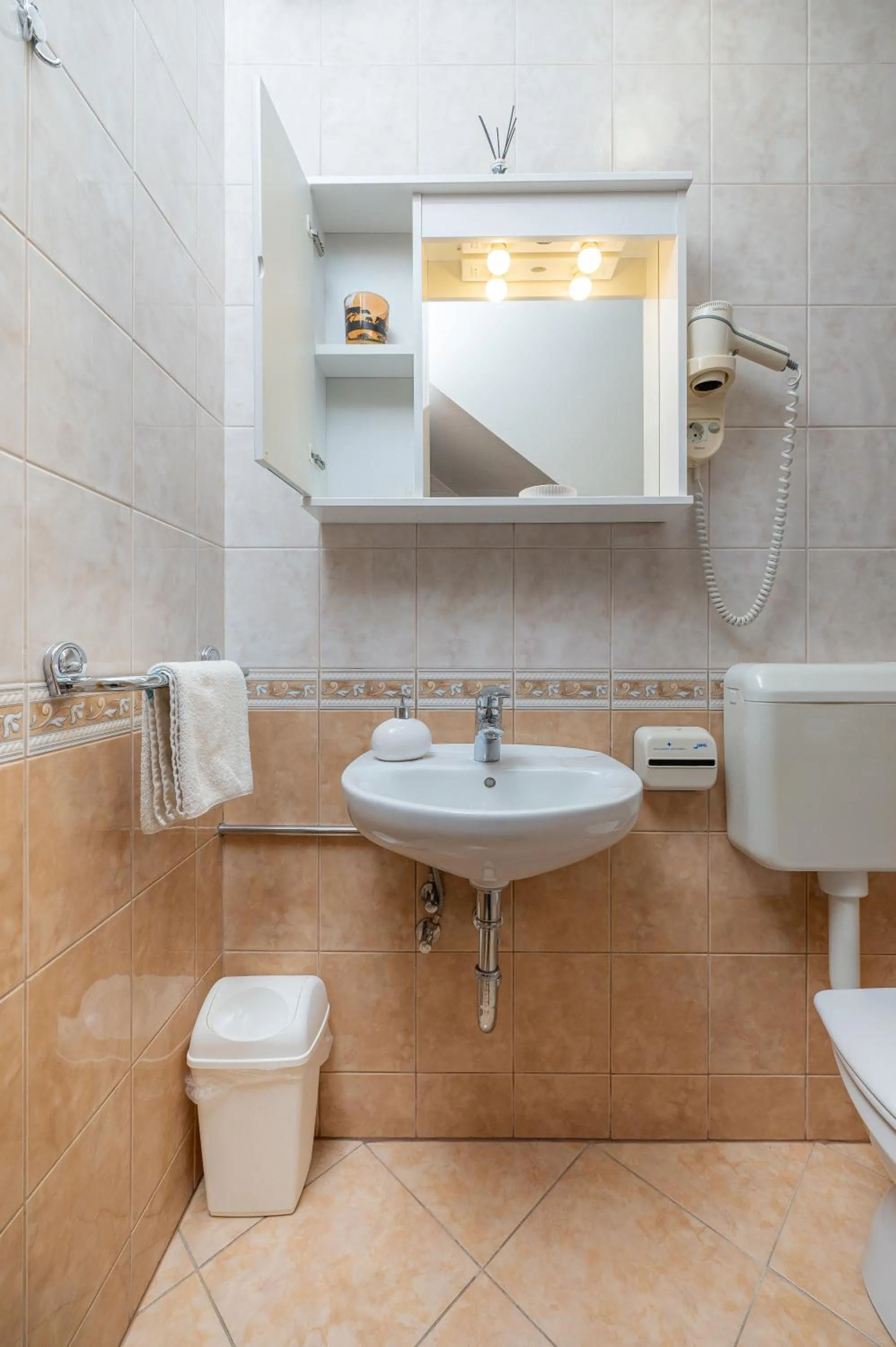 Twin Room - single occupancy in Rooms & Apartments Pr Matjon