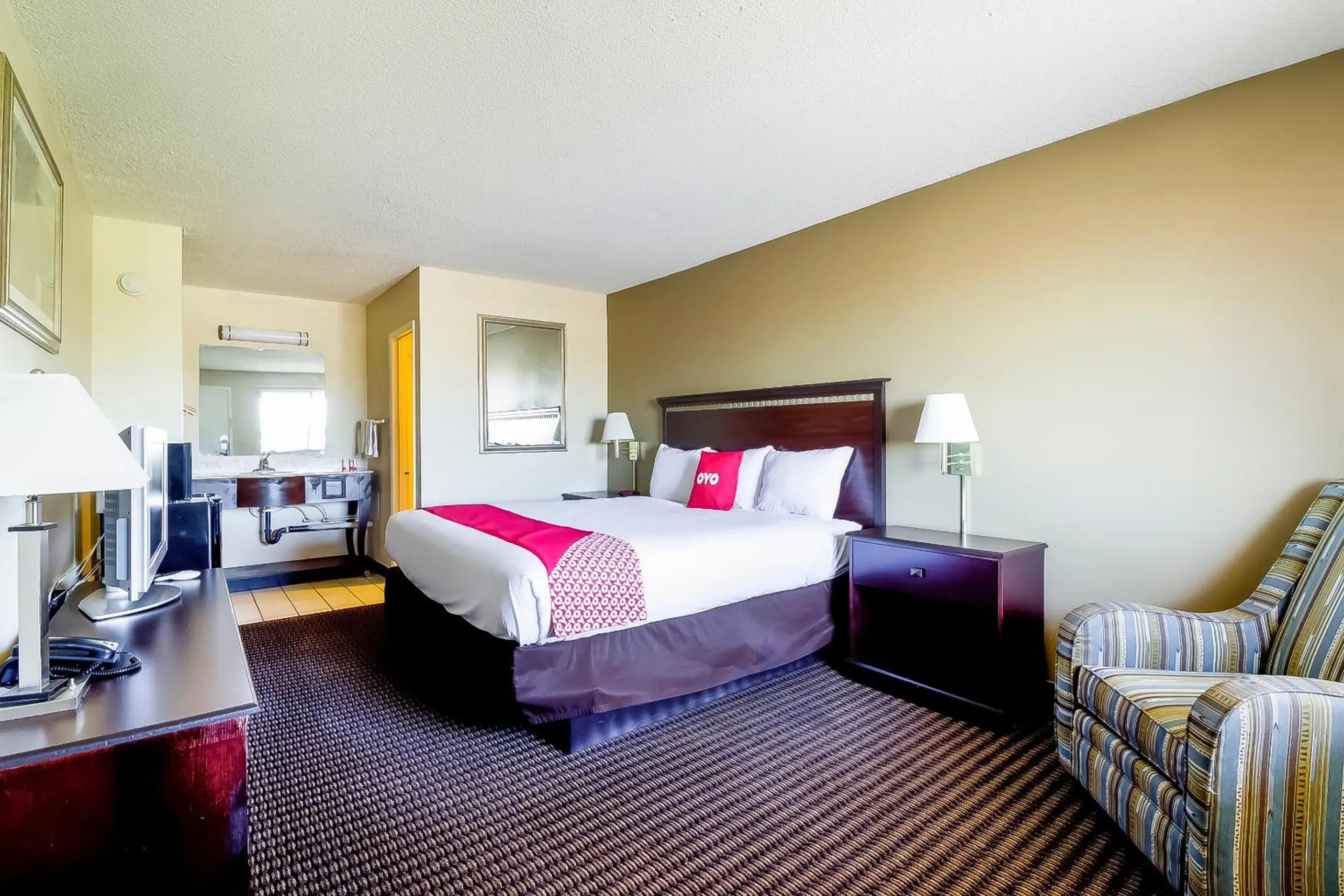 King Bed Smoking in OYO Hotel Eloy Casa Grande near I-10 King Bed Smoking in OYO Hotel Eloy Casa Grande near I-10