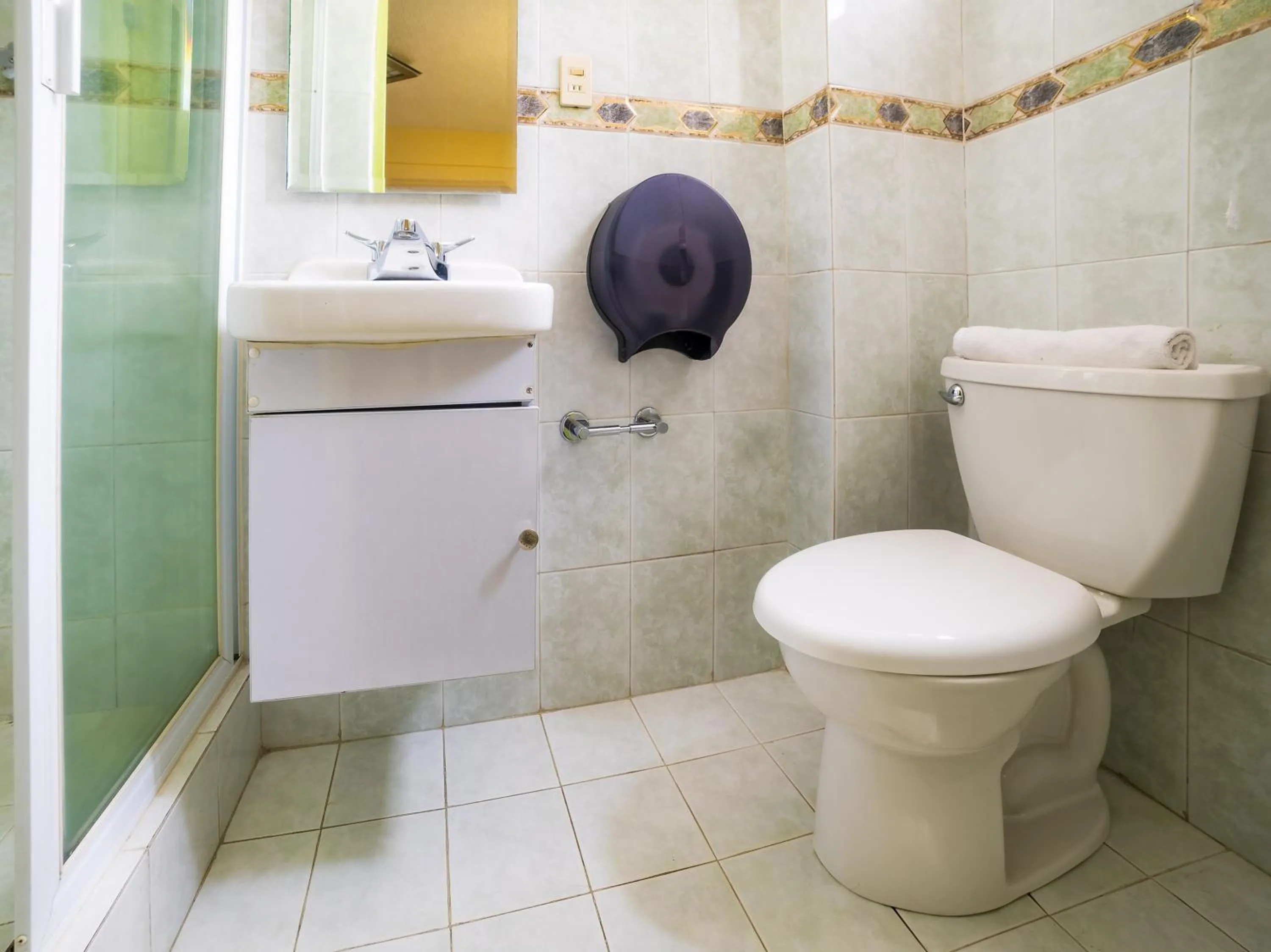 Bathroom in Capital O Hotel Suites Marne, Mexico City