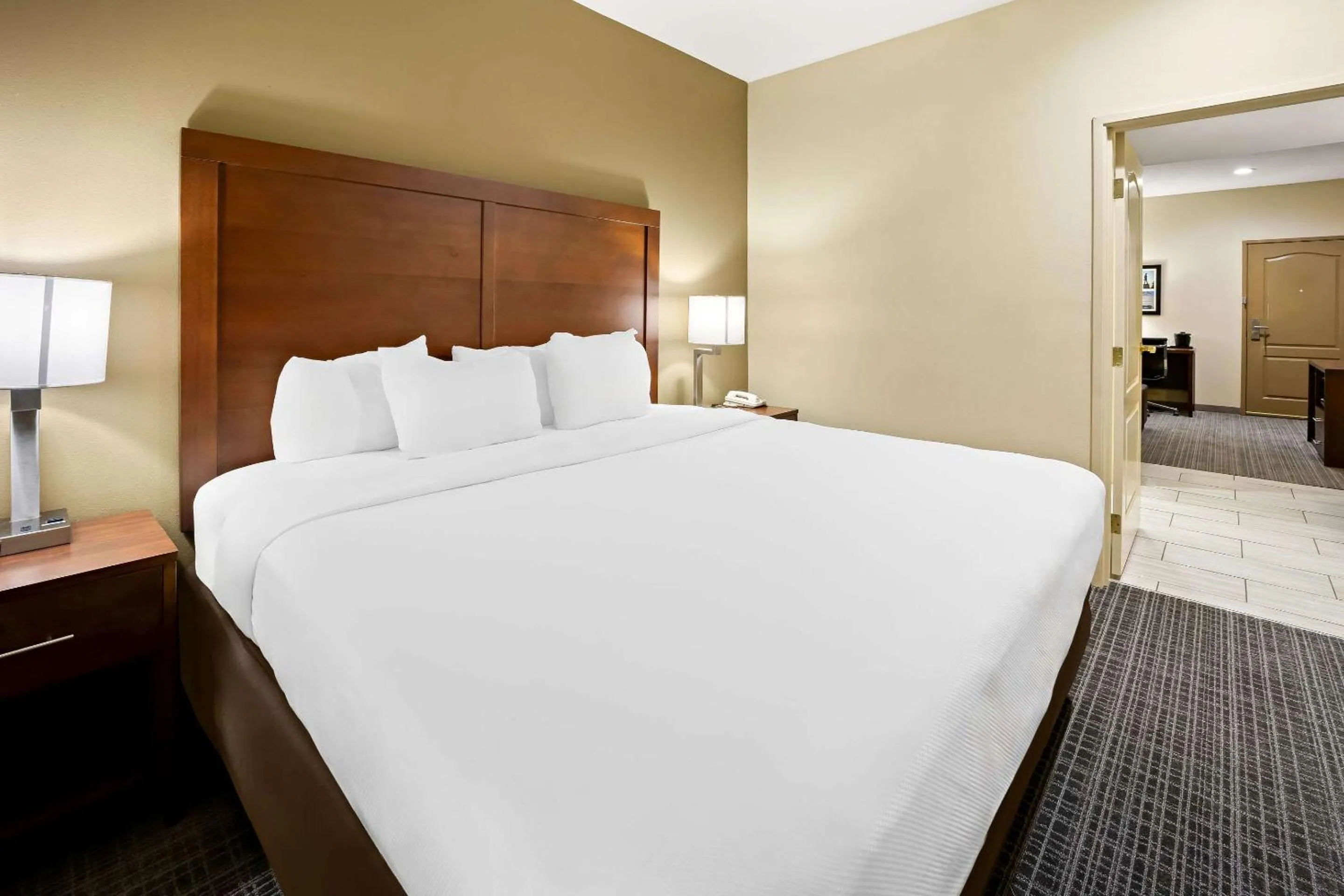 Bedroom, Bed in Comfort Inn & Suites High Point - Archdale