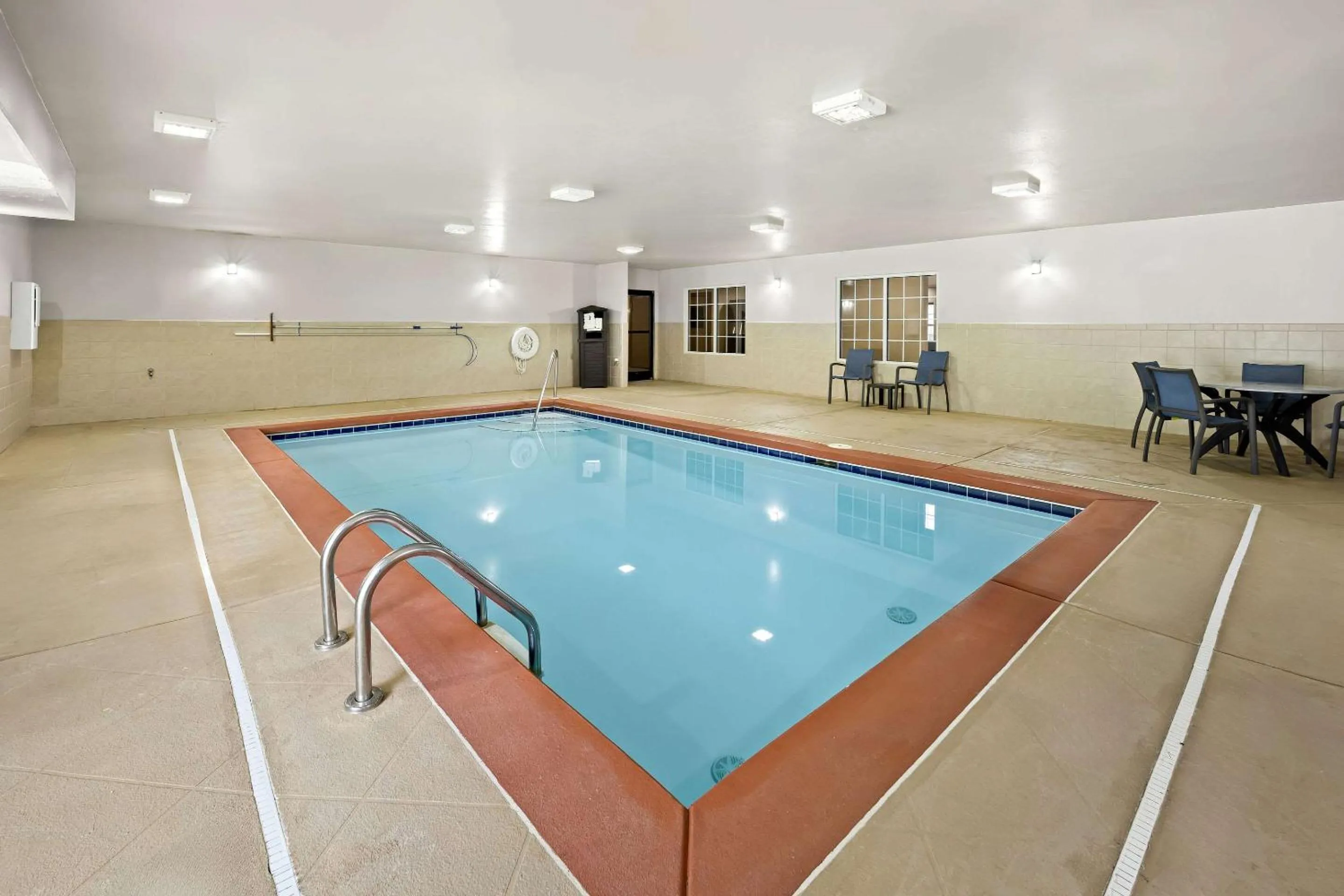 Swimming pool in Comfort Inn & Suites High Point - Archdale