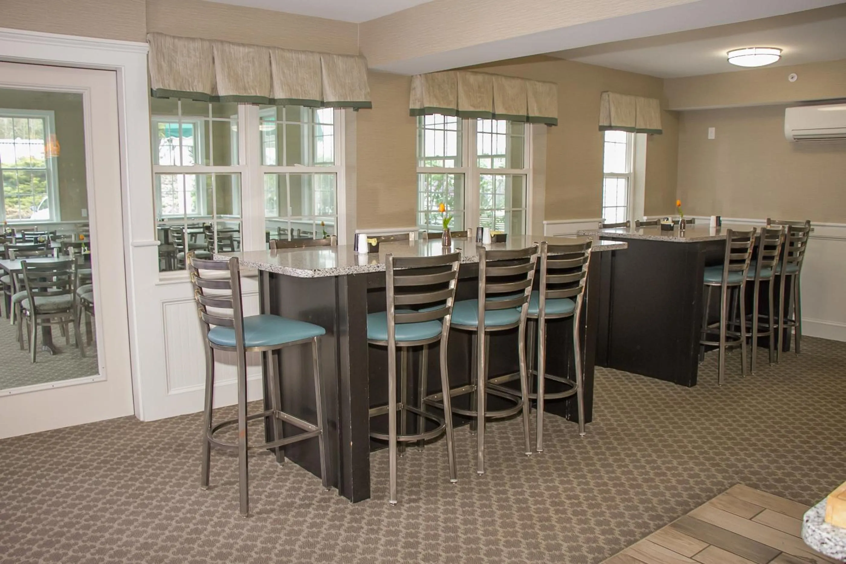 Restaurant/places to eat in Acadia Inn