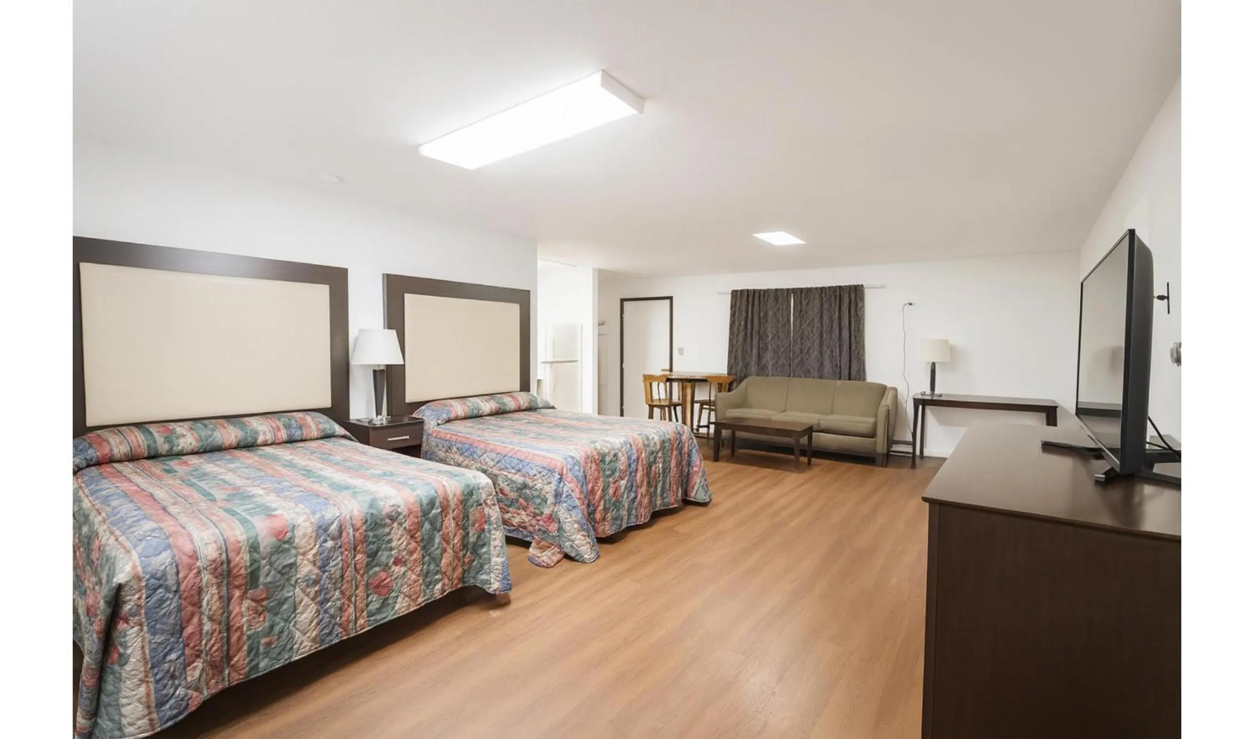 Bedroom, Bed in Hotel O Oskaloosa Near Eddyville