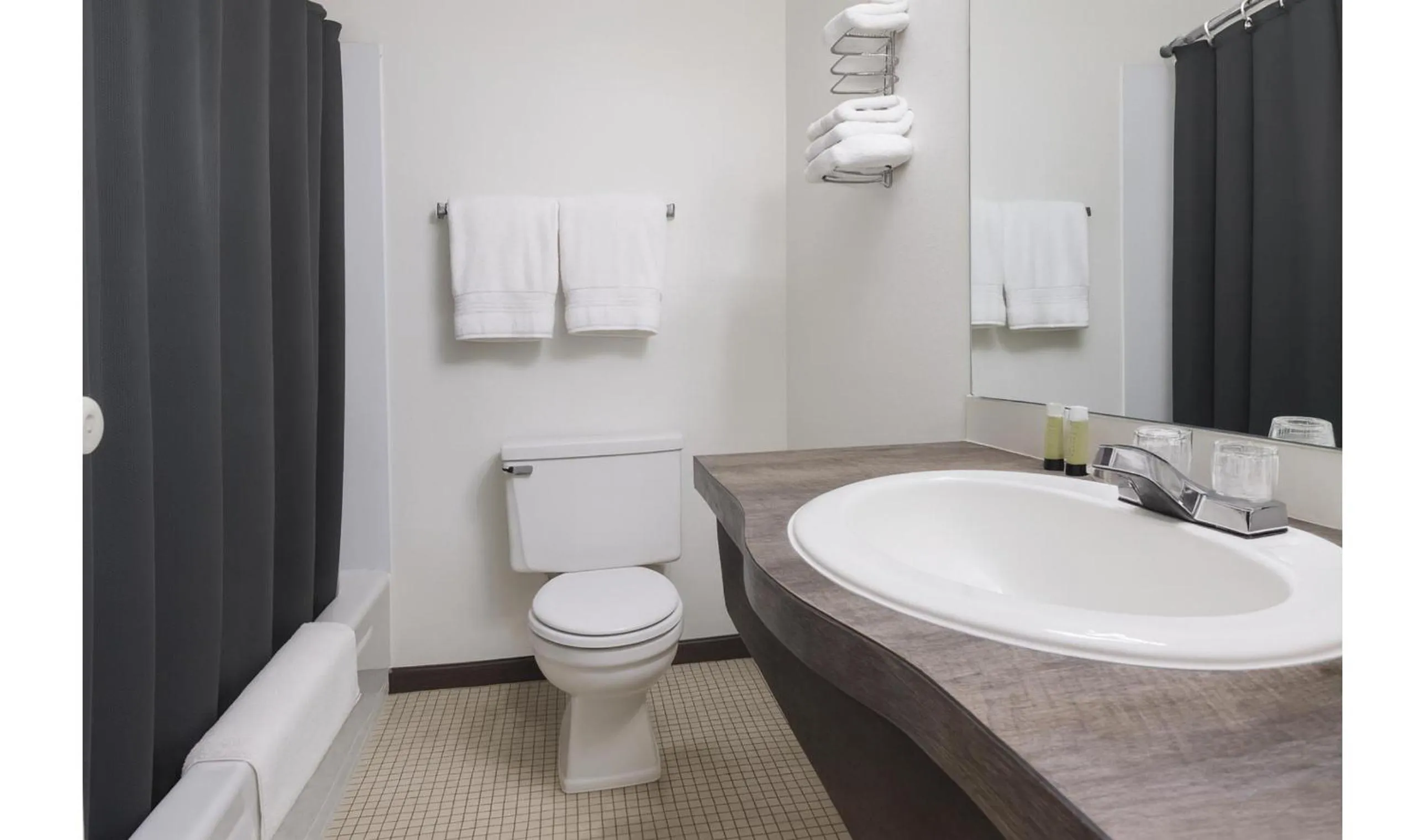 Bathroom in Hotel O Oskaloosa Near Eddyville