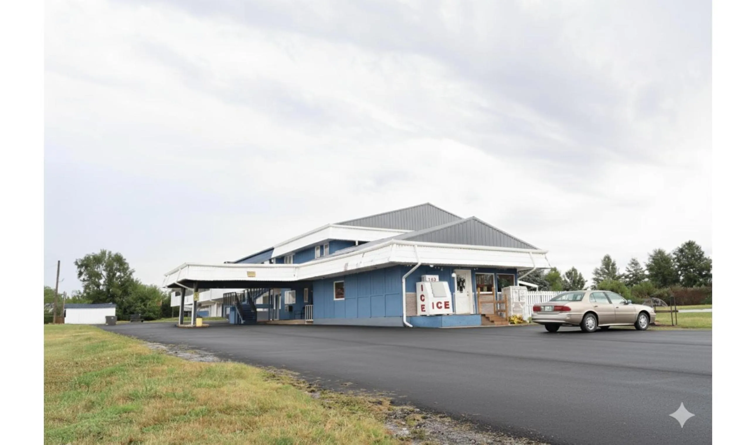 Property building in Hotel O Oskaloosa Near Eddyville