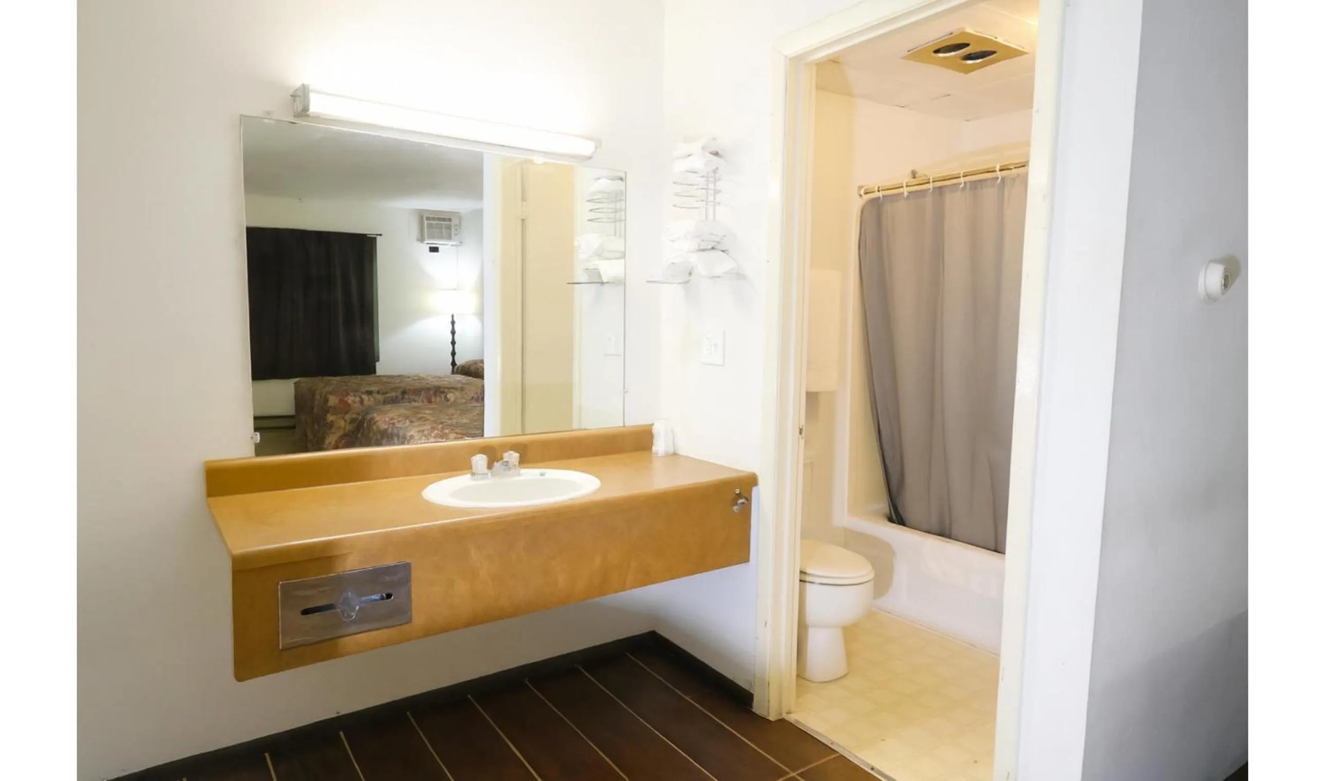 Bathroom in Hotel O Oskaloosa Near Eddyville