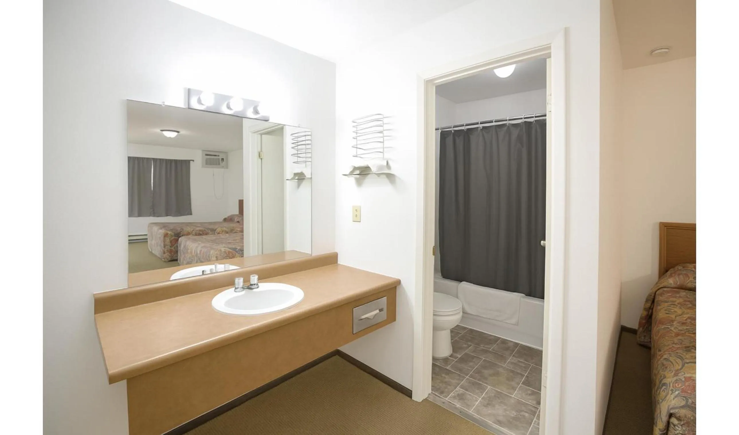 Bathroom in Hotel O Oskaloosa Near Eddyville