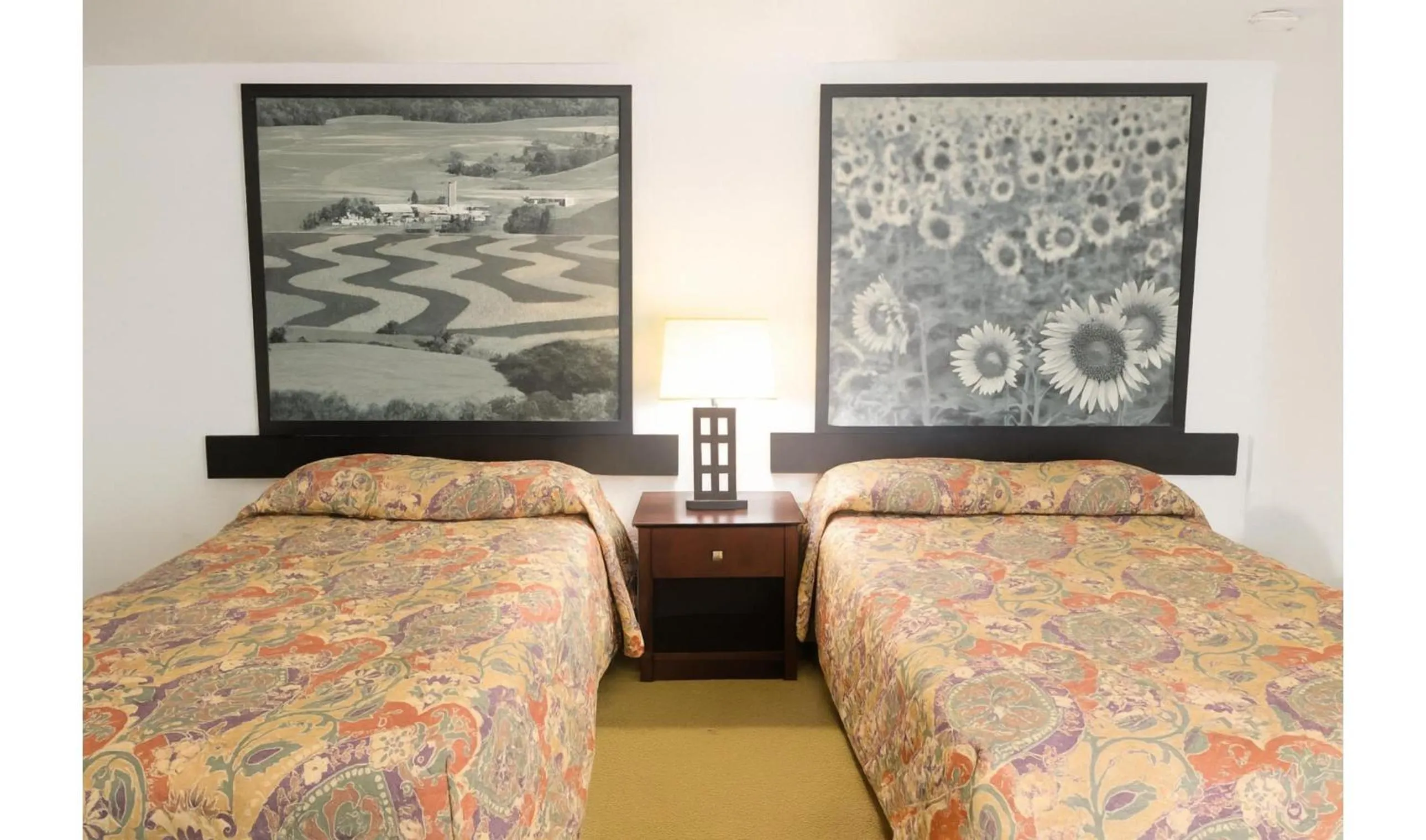 Bedroom, Bed in Hotel O Oskaloosa Near Eddyville