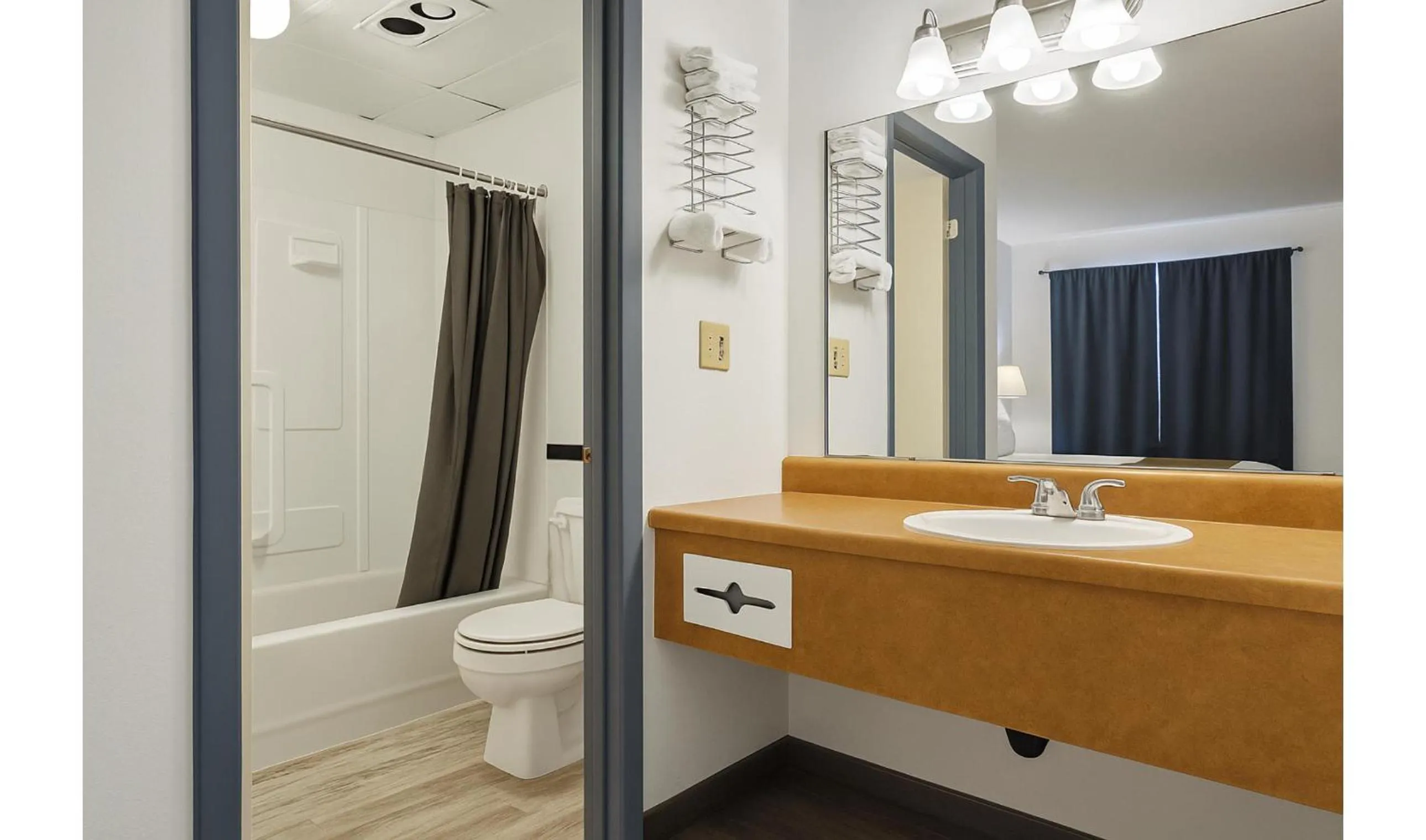 Bathroom in Hotel O Oskaloosa Near Eddyville