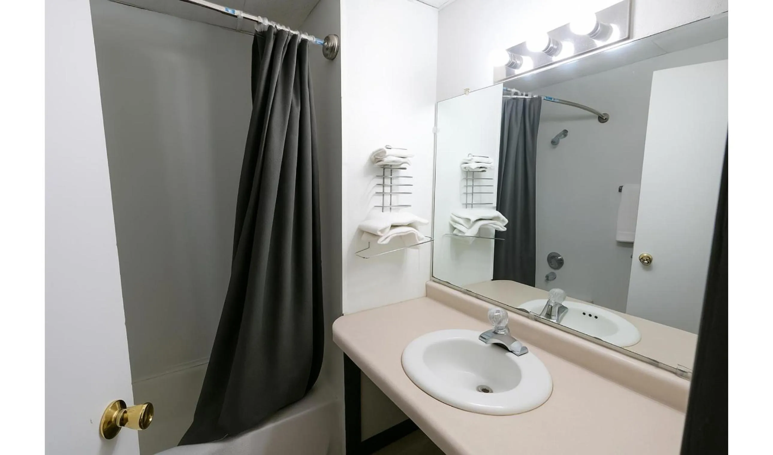 Bathroom in Hotel O Oskaloosa Near Eddyville