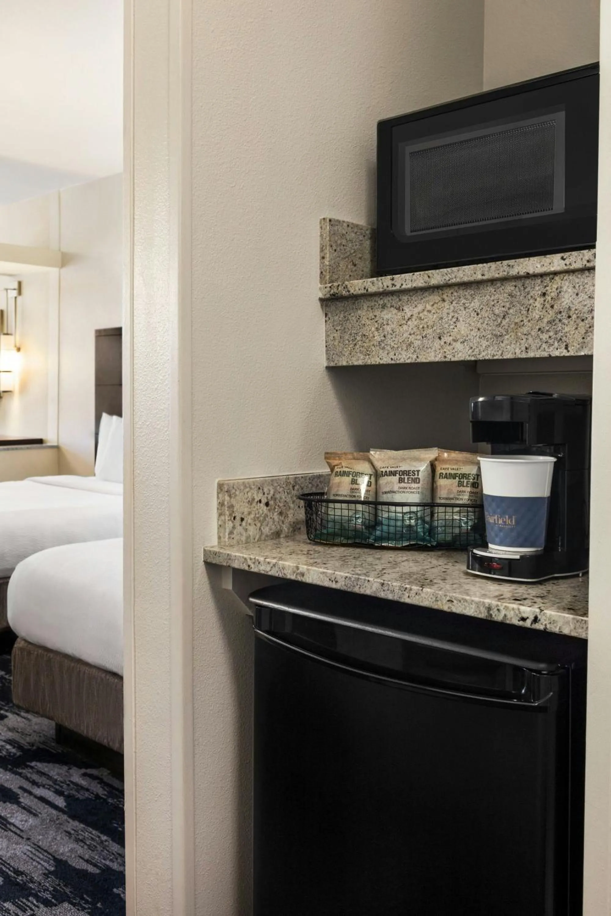 Kitchen or kitchenette, Bed in Fairfield Inn & Suites by Marriott Amarillo Airport