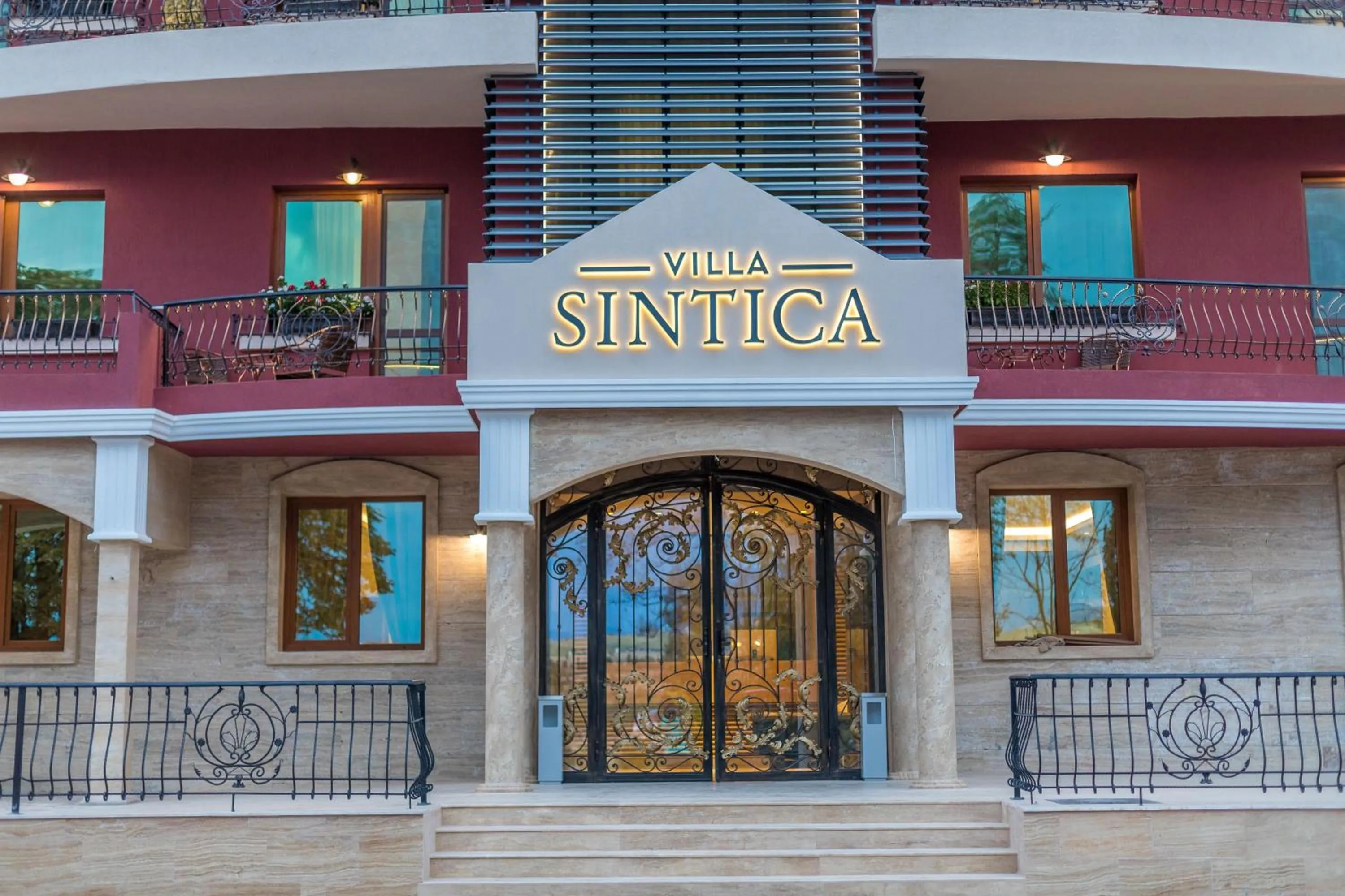 Facade/entrance in Villa Sintica