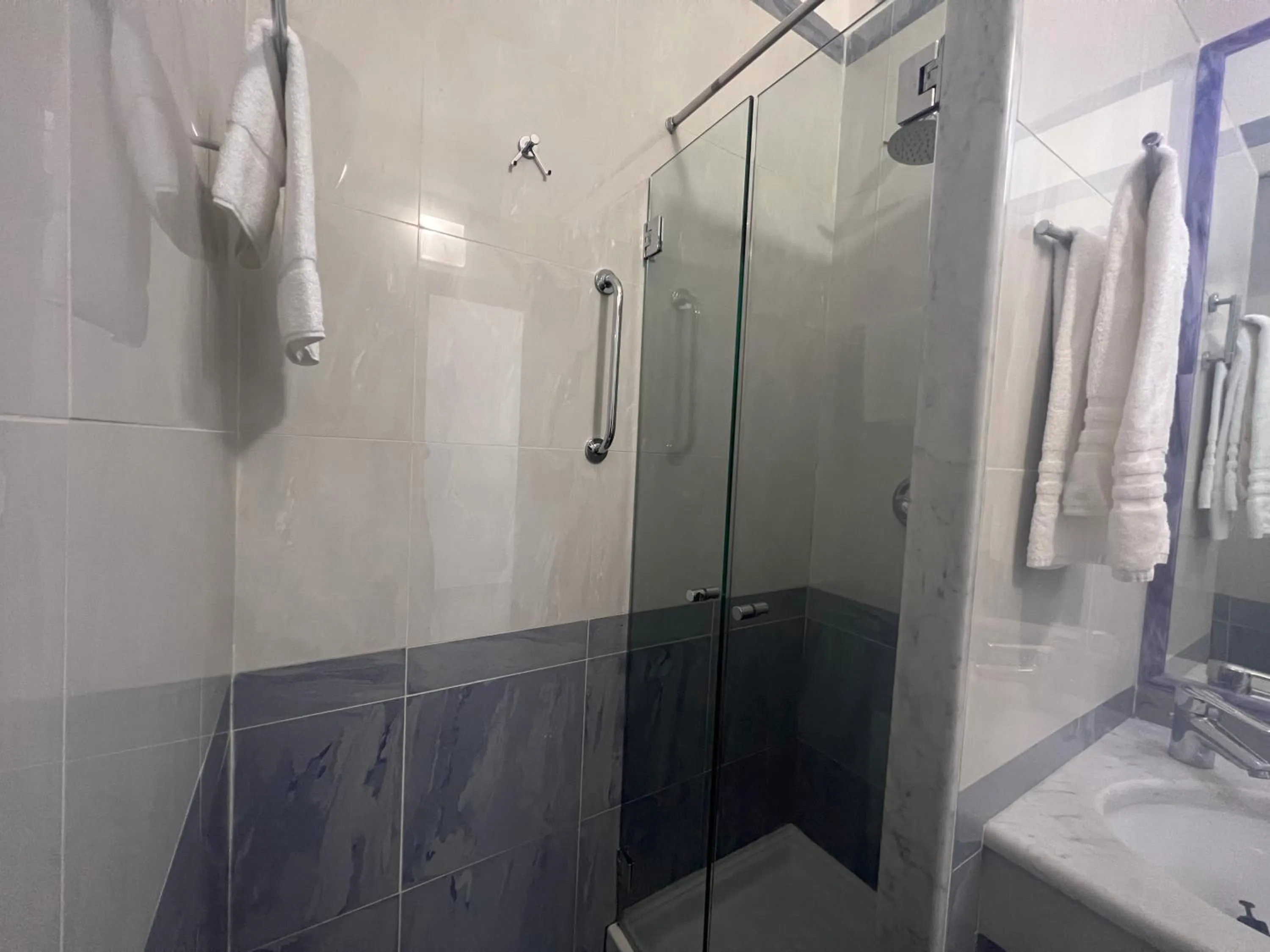 Bathroom in Hotel Paradiso