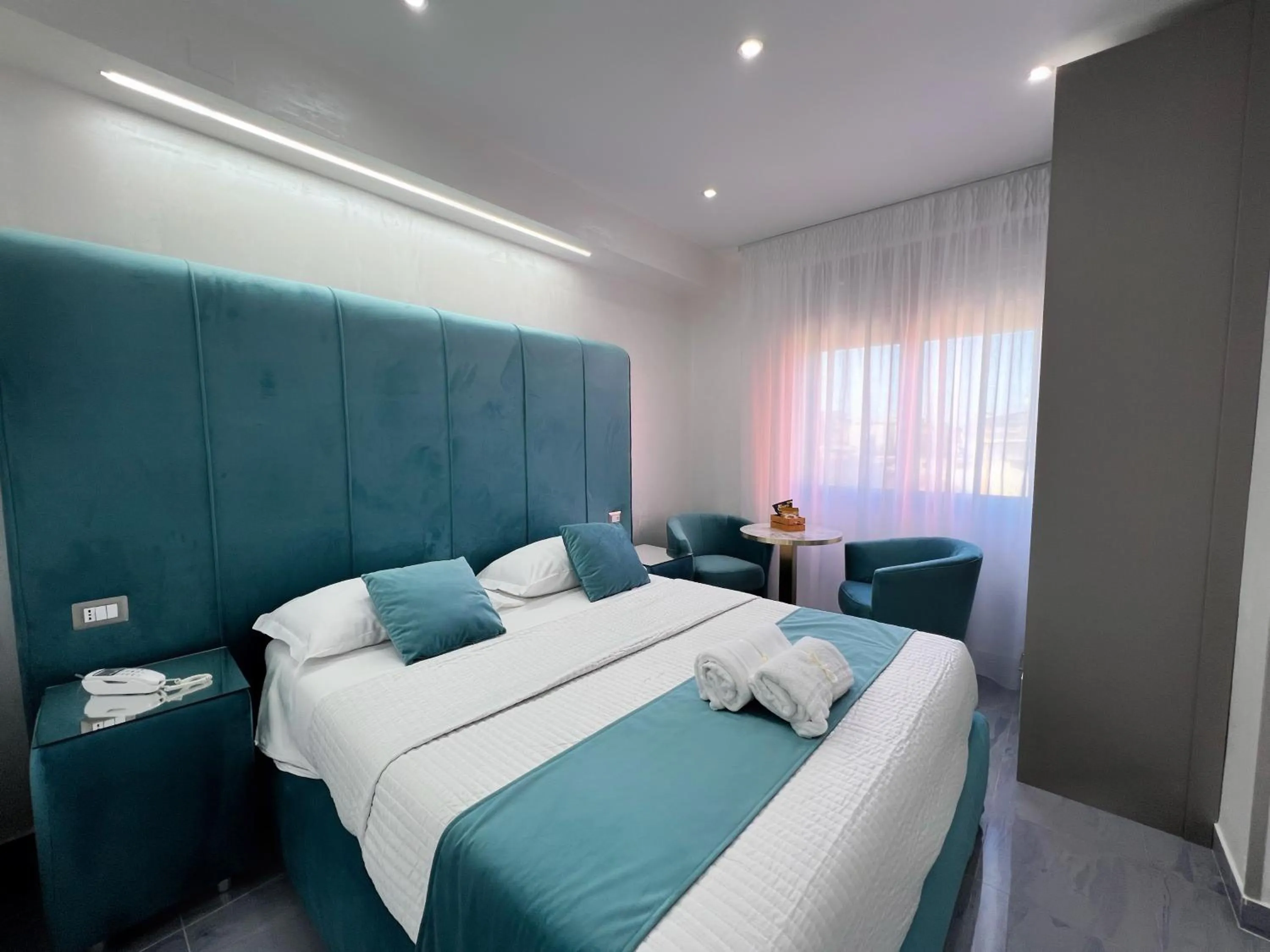 Dining area, Bed in Hotel Paradiso