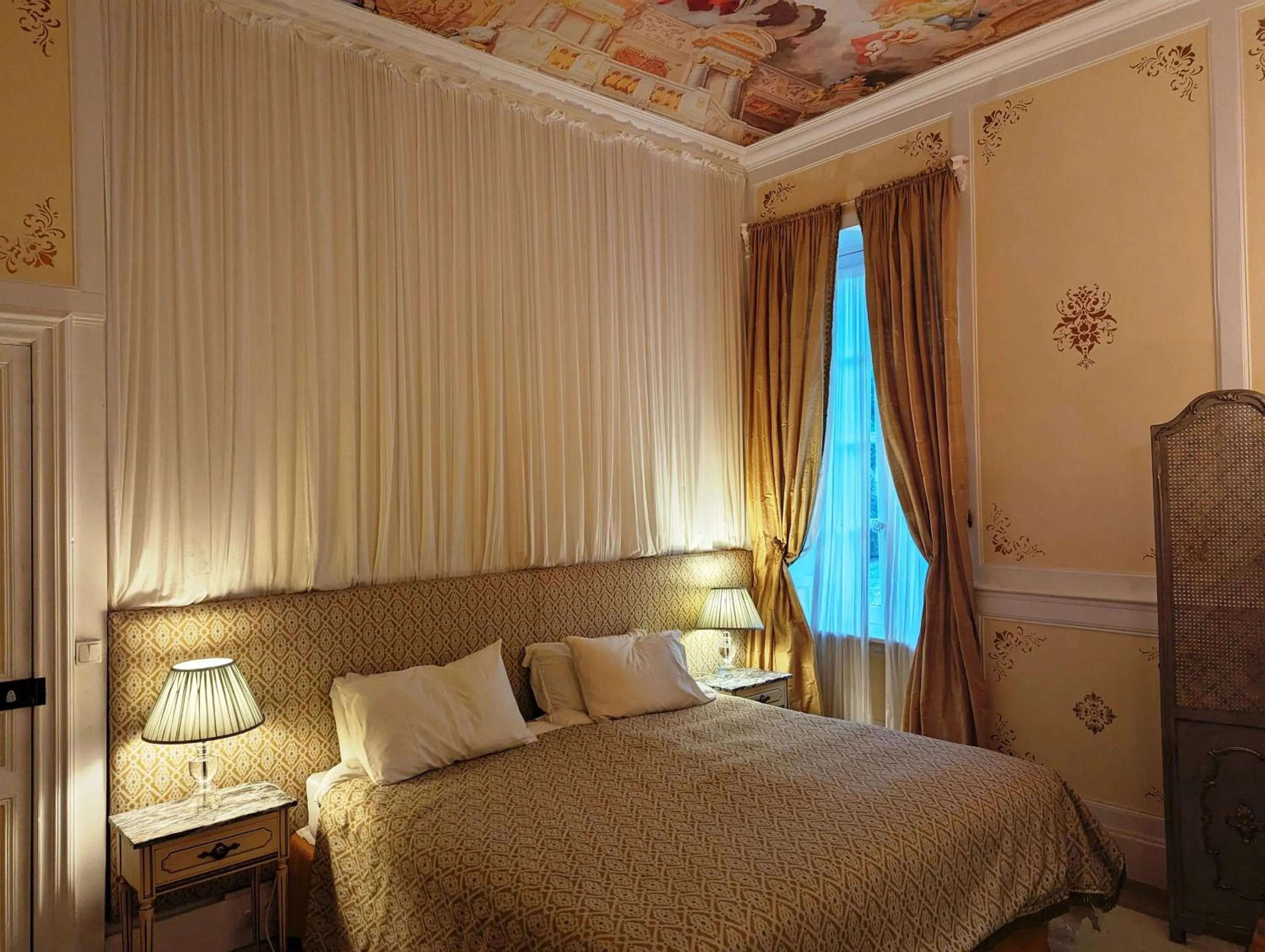 Bed in Chateau de Thuries