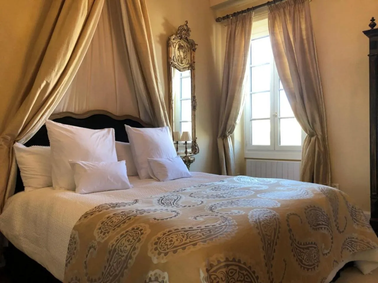 Bed in Chateau de Thuries