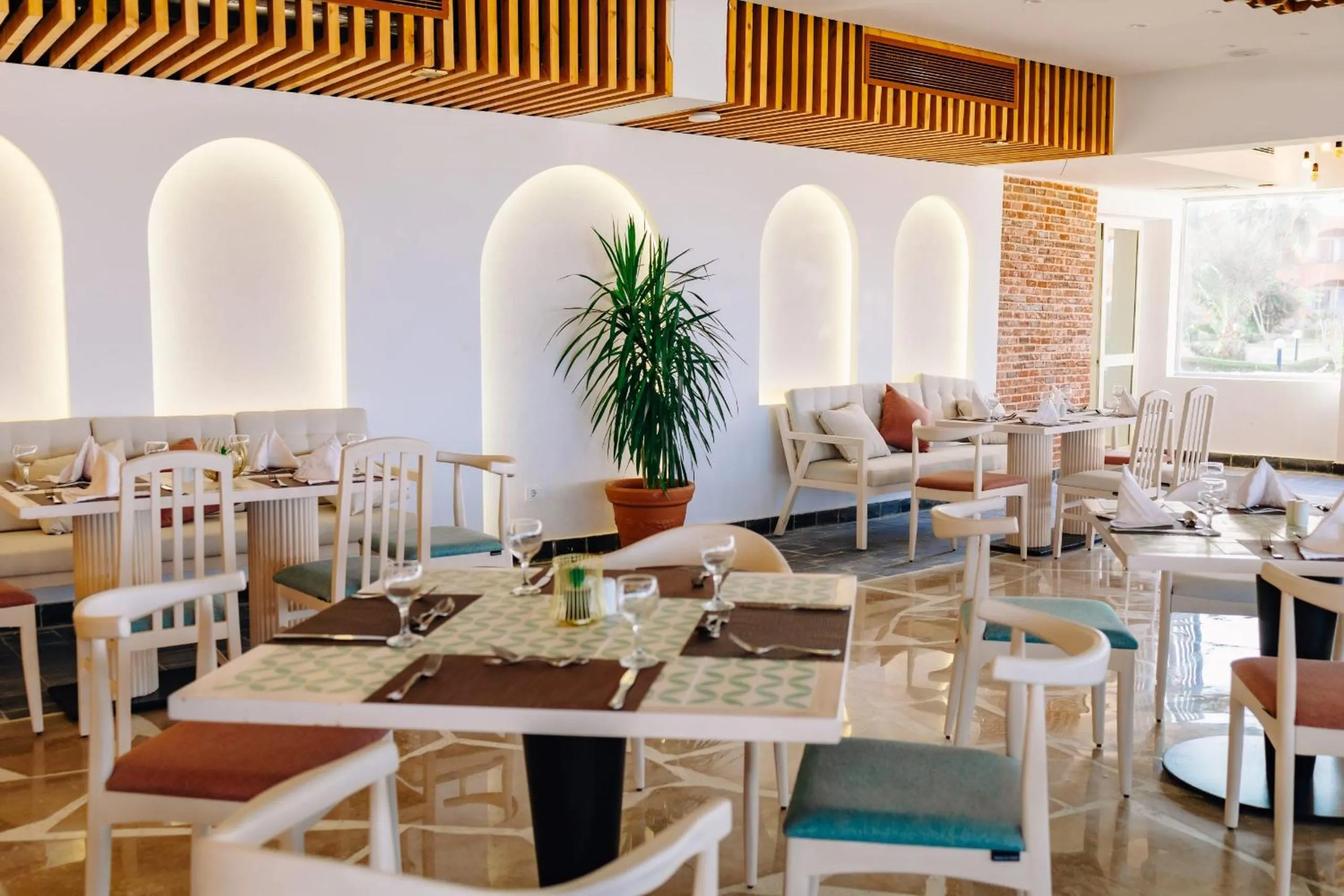 Restaurant/places to eat in Three Corners Happy Life Beach Resort