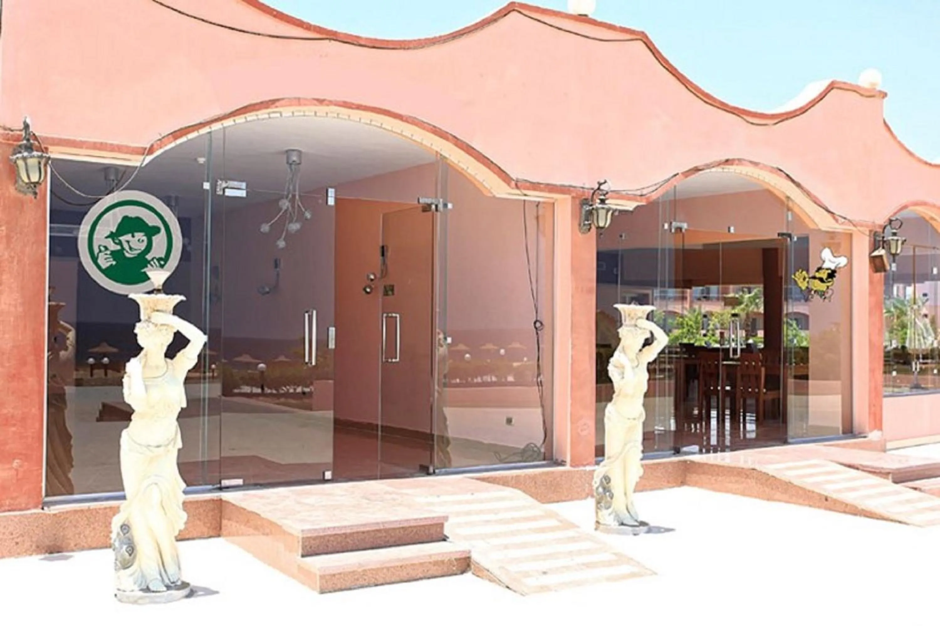 Restaurant/places to eat in Three Corners Happy Life Beach Resort