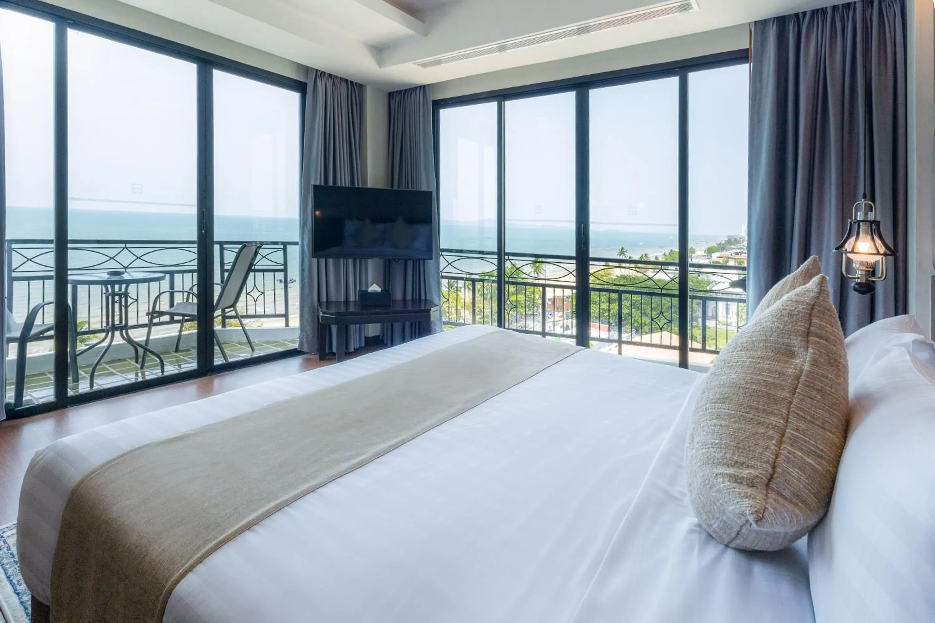 Deluxe Corner Seaview in Bay Beach Resort Jomtien Deluxe Corner Seaview in Bay Beach Resort Jomtien