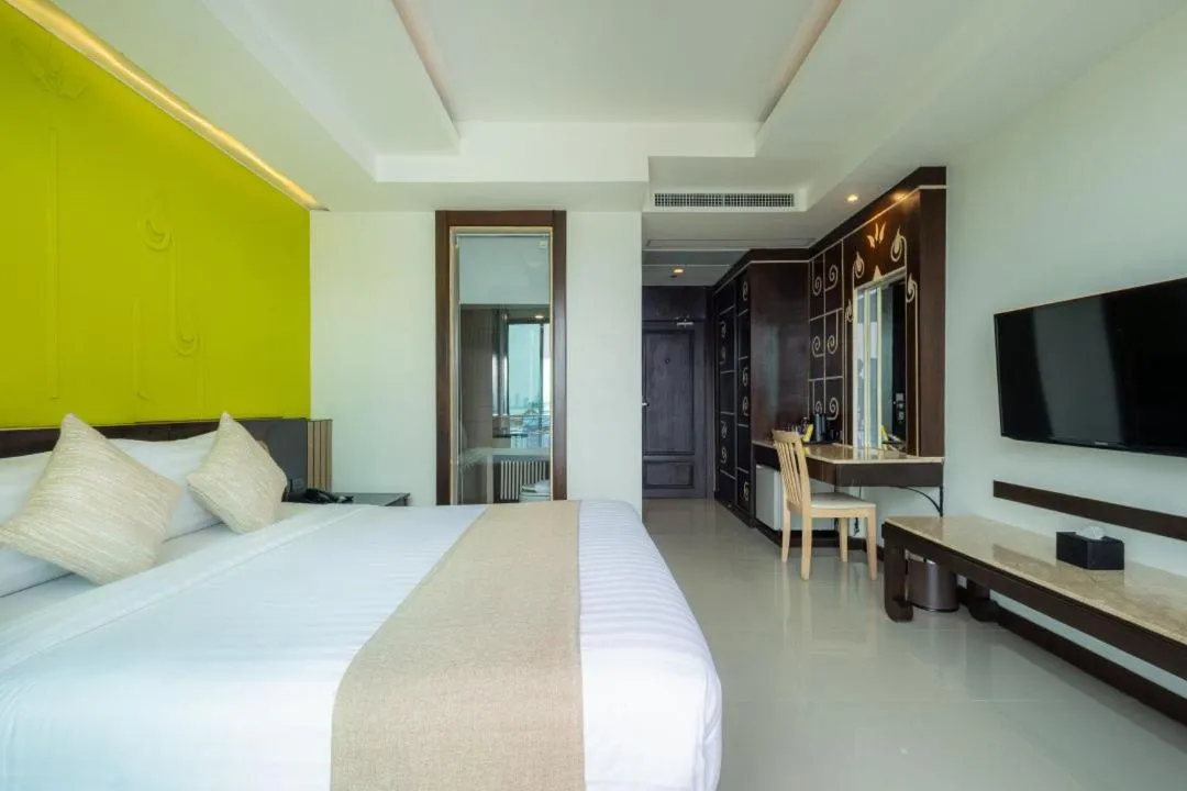 Bed in Bay Beach Resort Jomtien