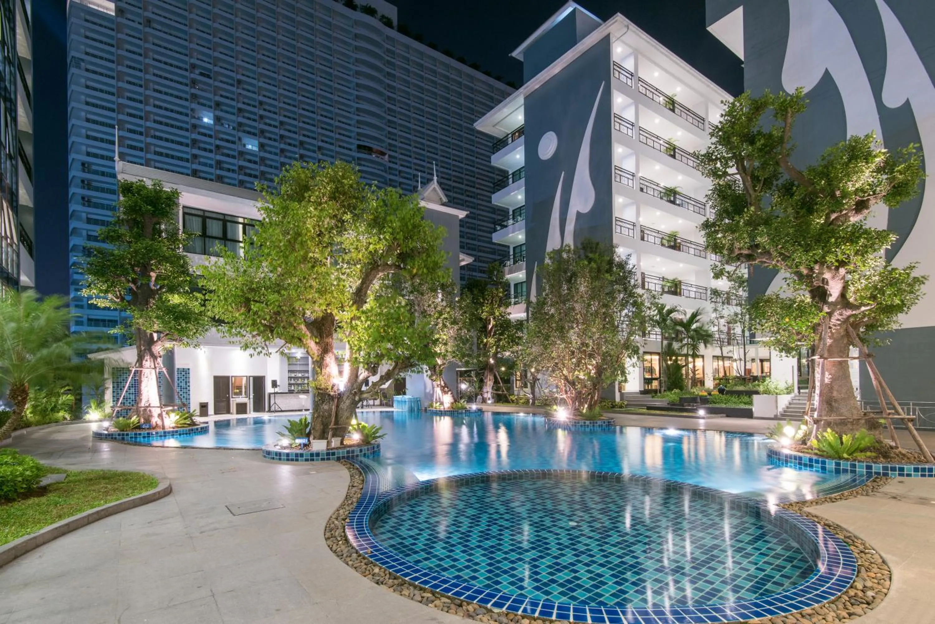 Swimming pool in Bay Beach Resort Jomtien