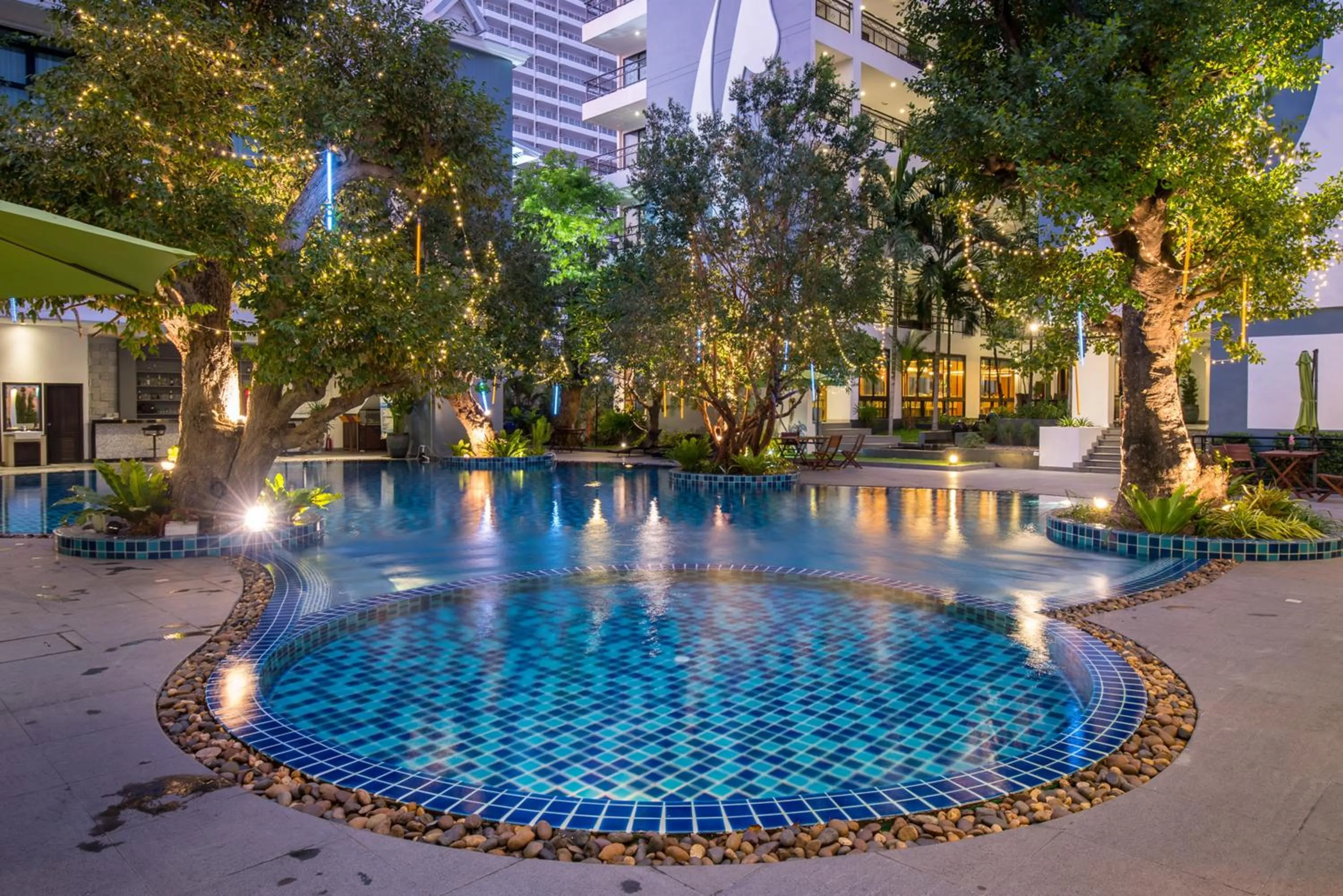 Swimming pool in Bay Beach Resort Jomtien