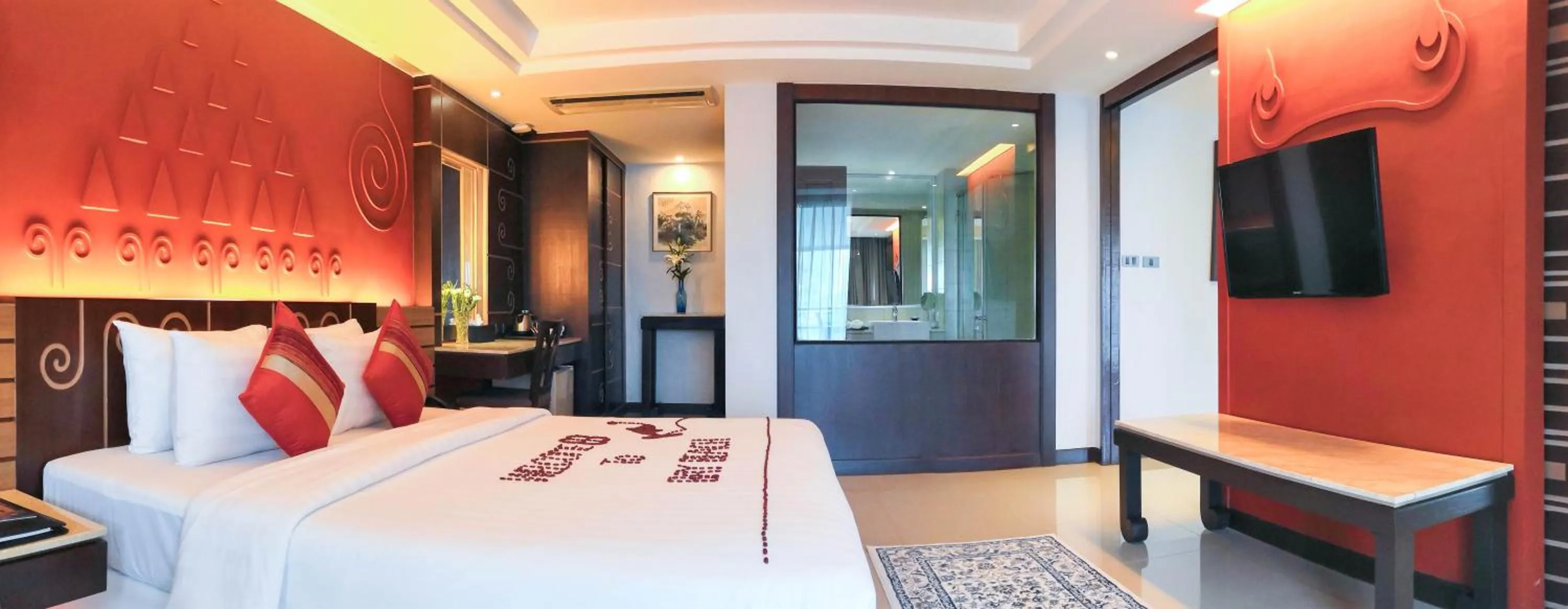 Bedroom, Bed in Bay Beach Resort Jomtien