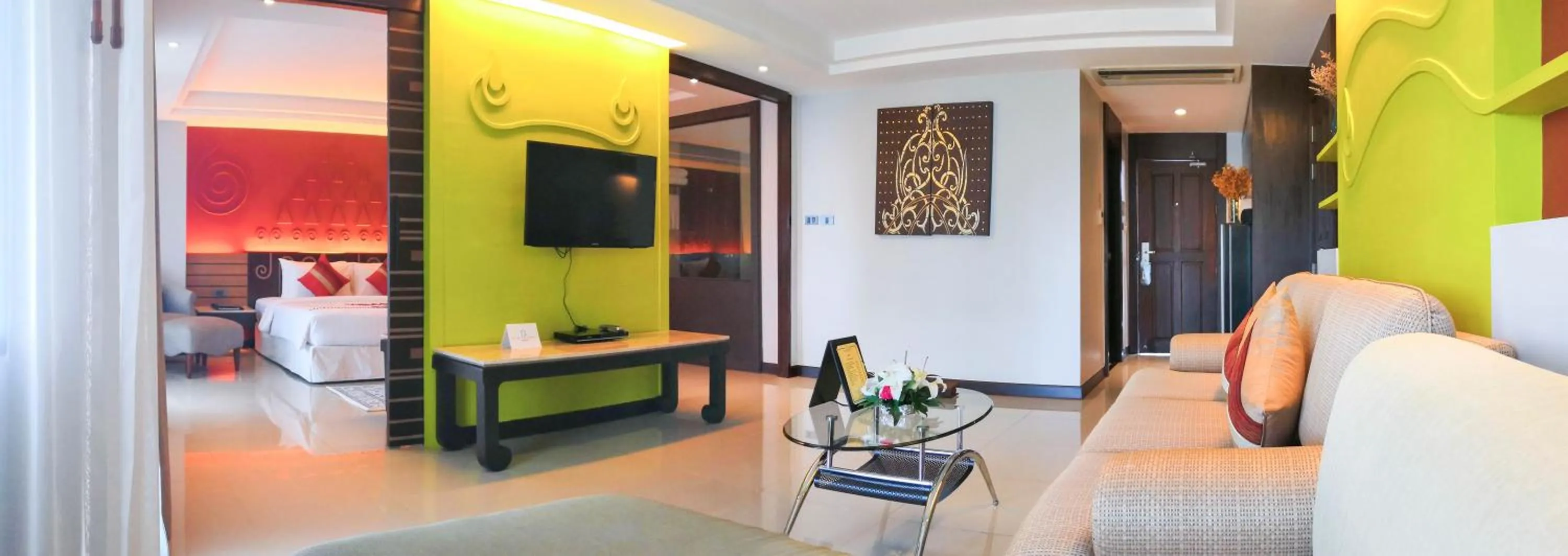 Living room, Bed in Bay Beach Resort Jomtien