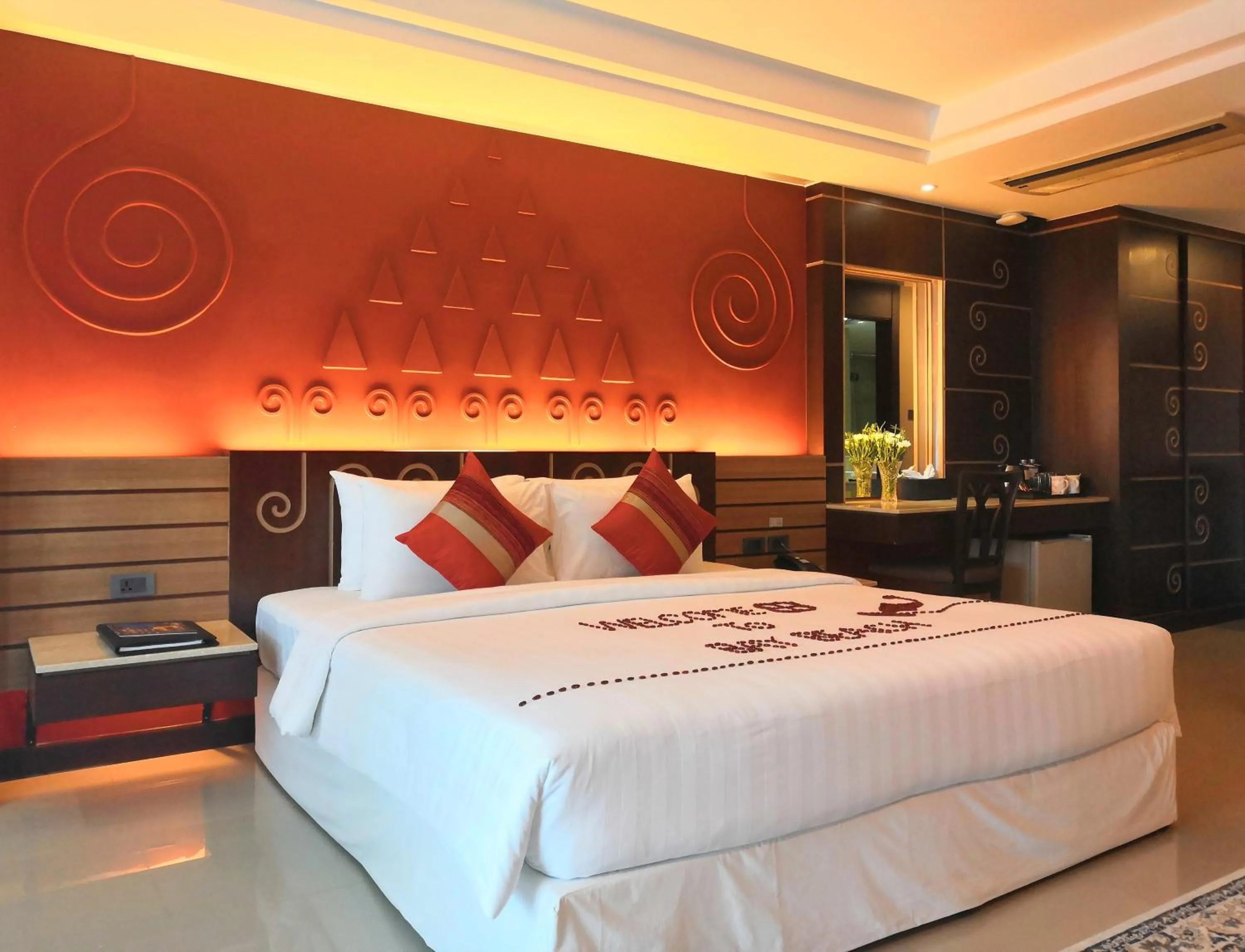 Bedroom, Bed in Bay Beach Resort Jomtien