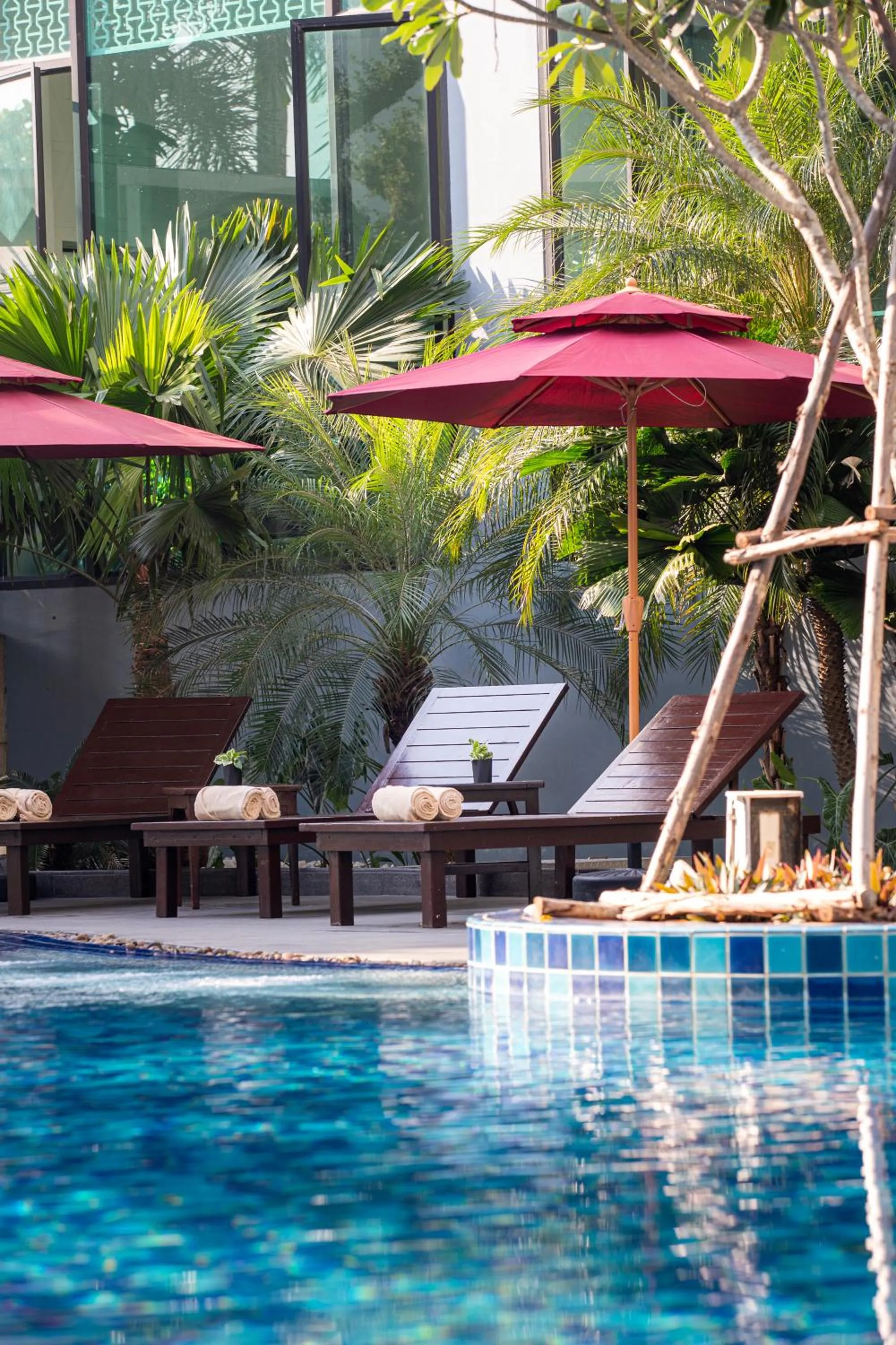 Swimming pool in Bay Beach Resort Jomtien