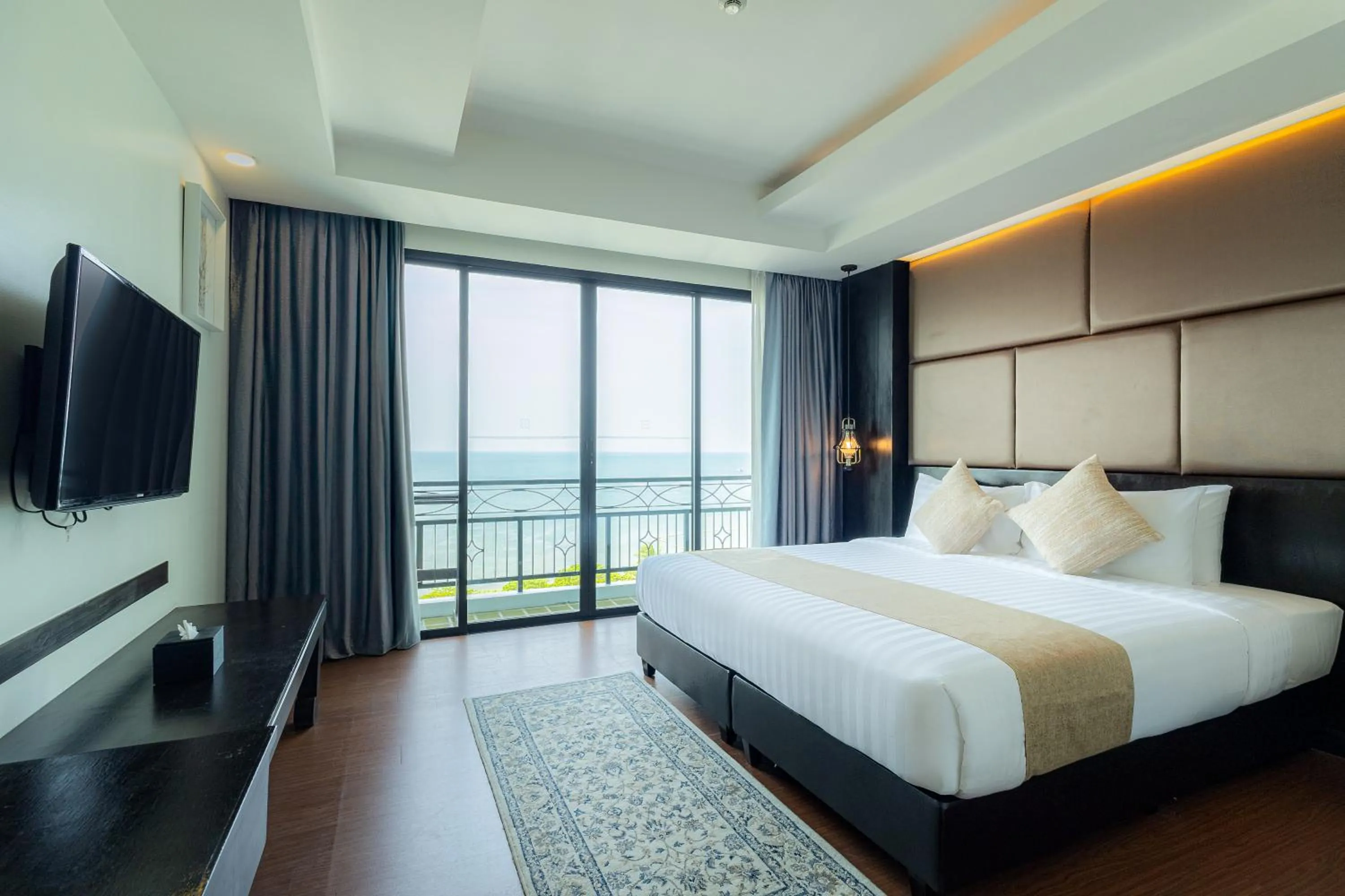 Bed in Bay Beach Resort Jomtien