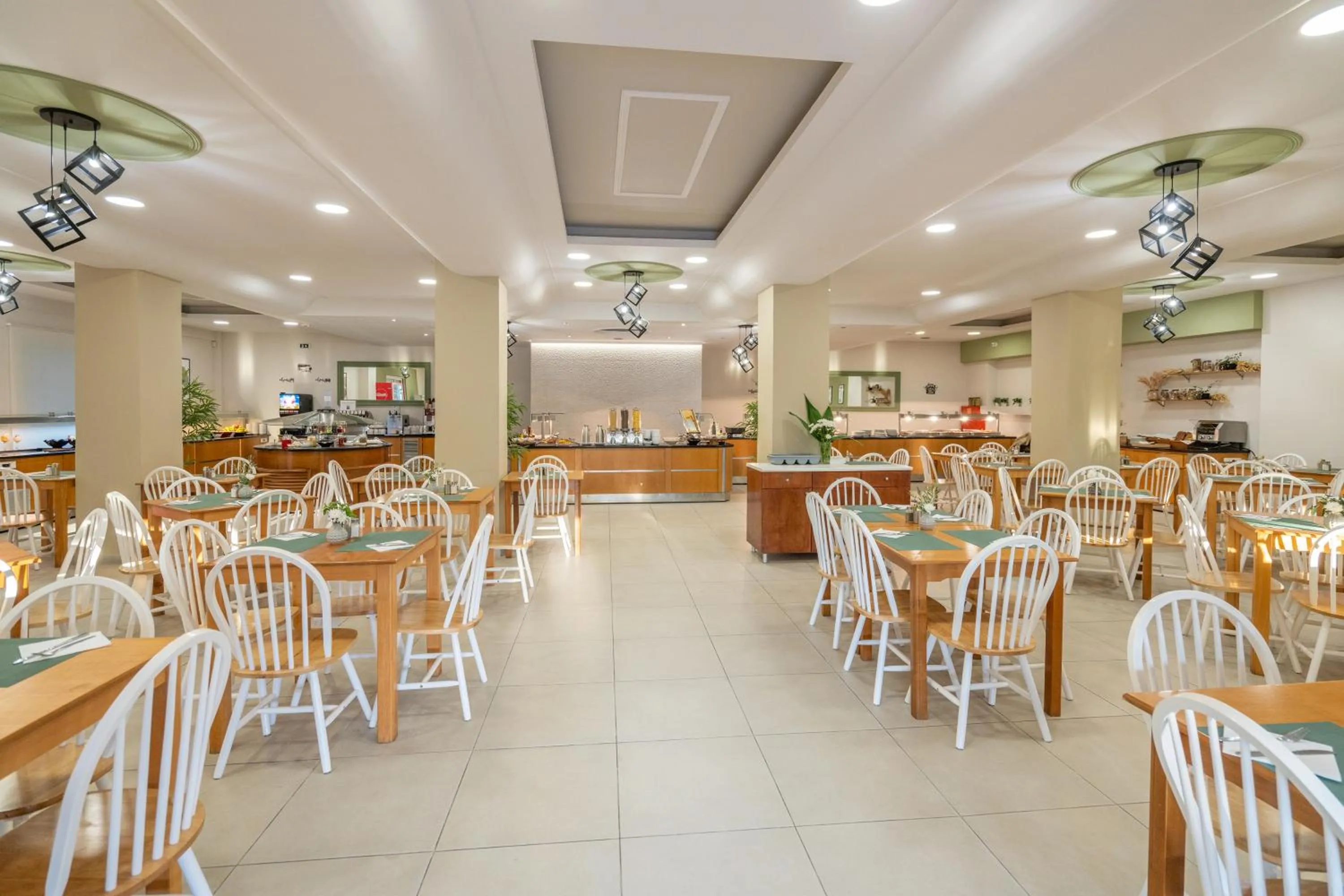 Restaurant/places to eat in CNic Gemini Hotel