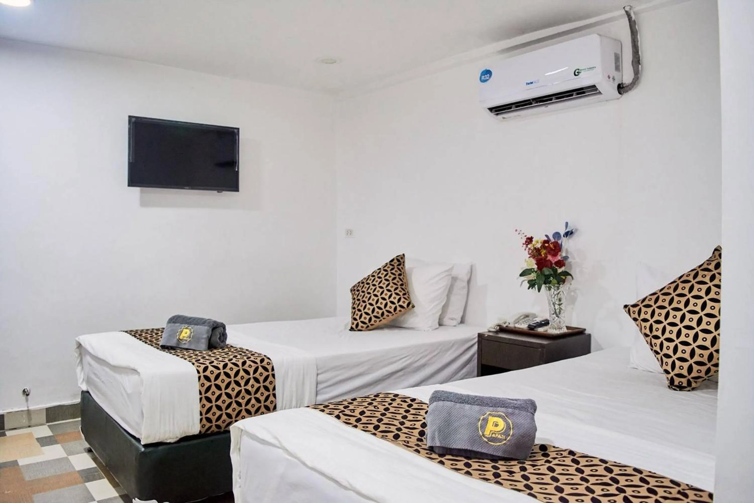 Bed in Papa Ji Hotel and Restaurant