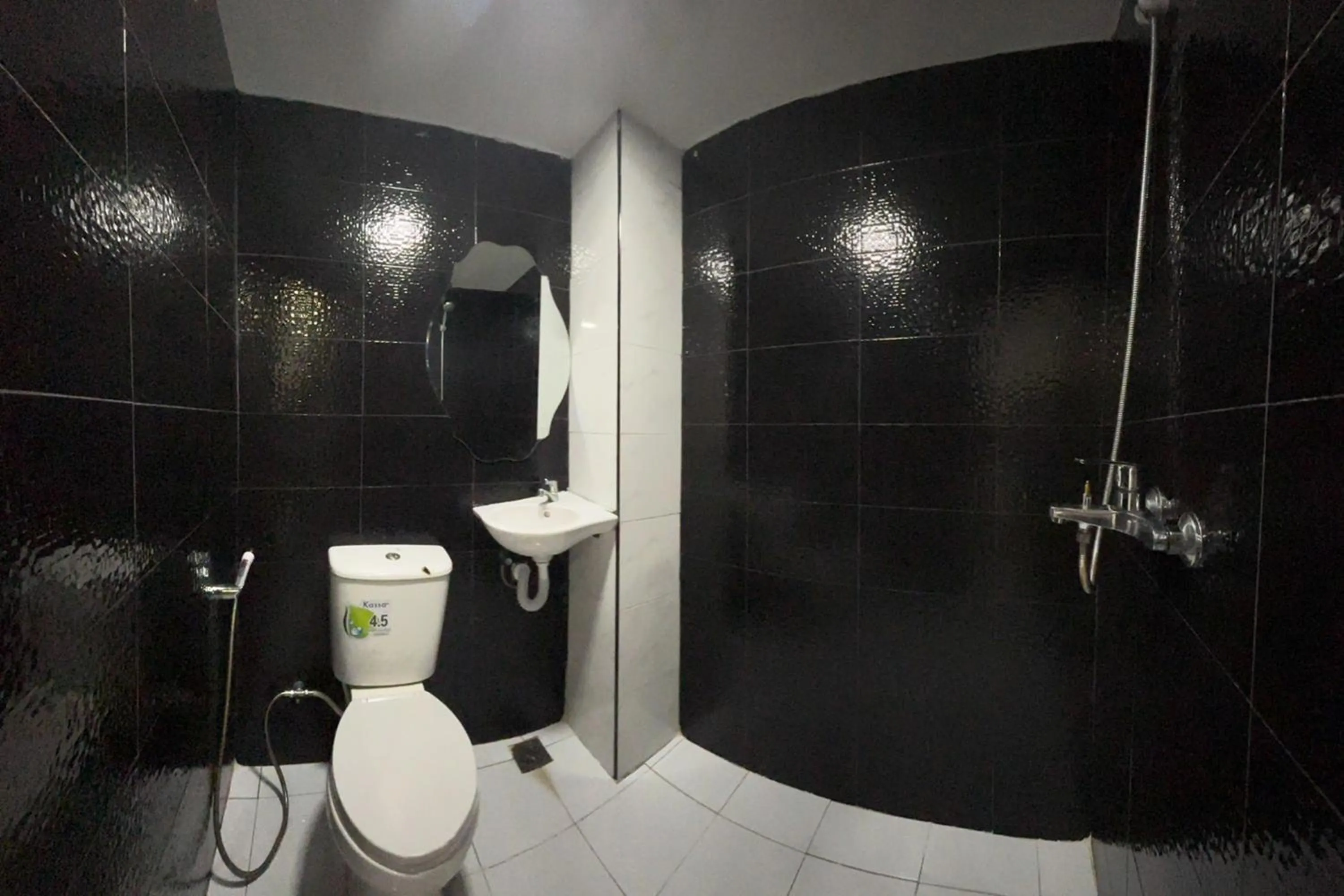 Shower in Papa Ji Hotel and Restaurant