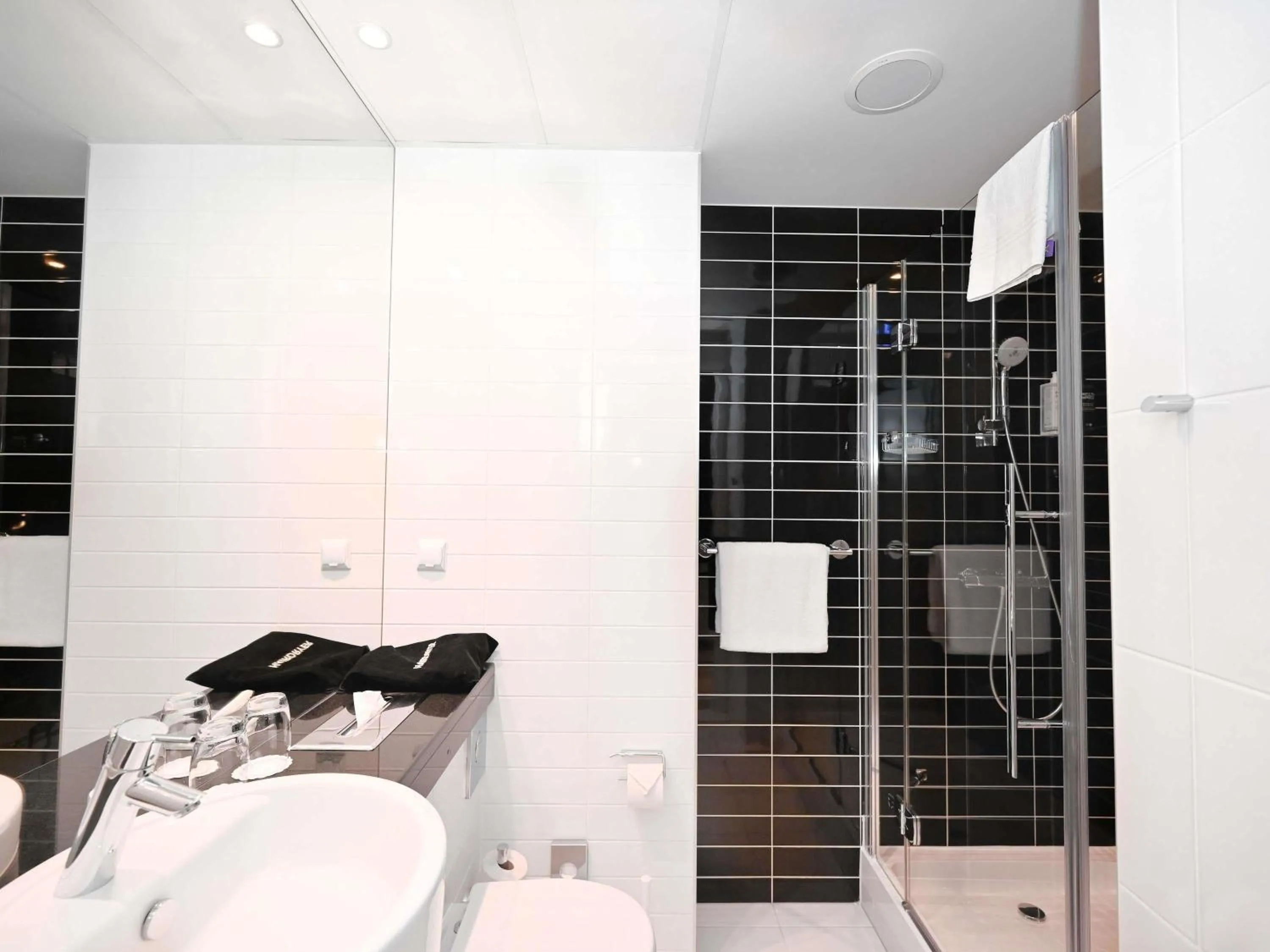 Bedroom in ibis Styles Warszawa Airport