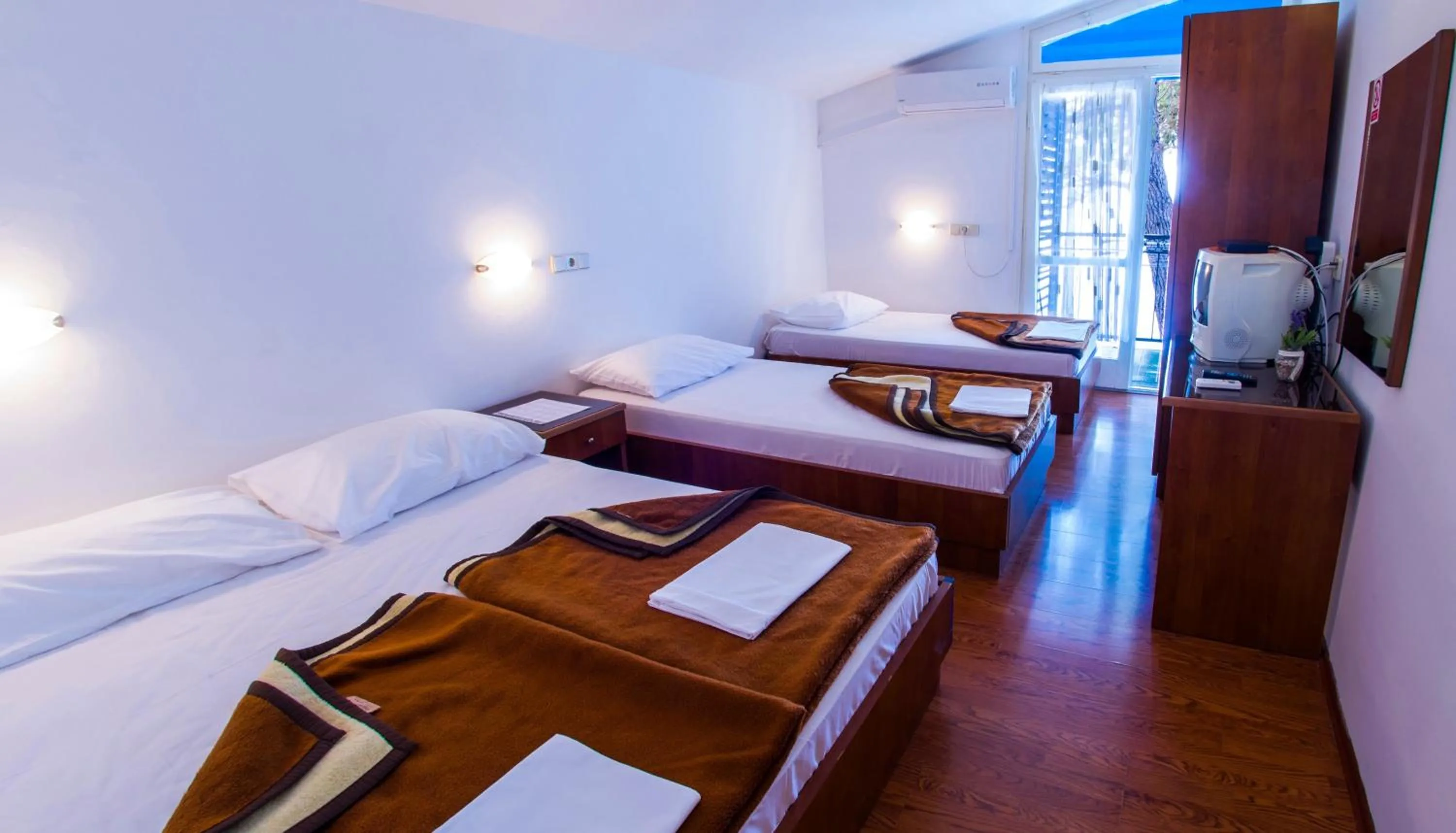 Photo of the whole room in Beach Hotel