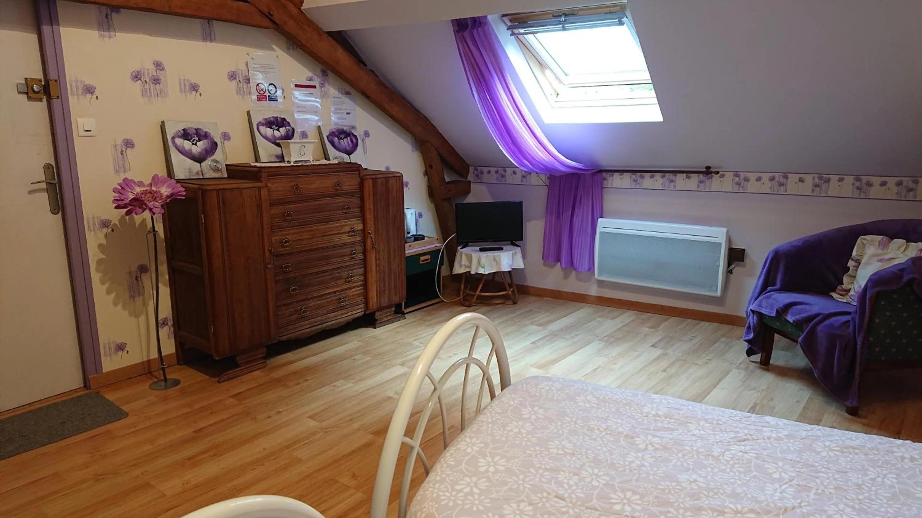 TV and multimedia, Bed in Les Chambres du Relais