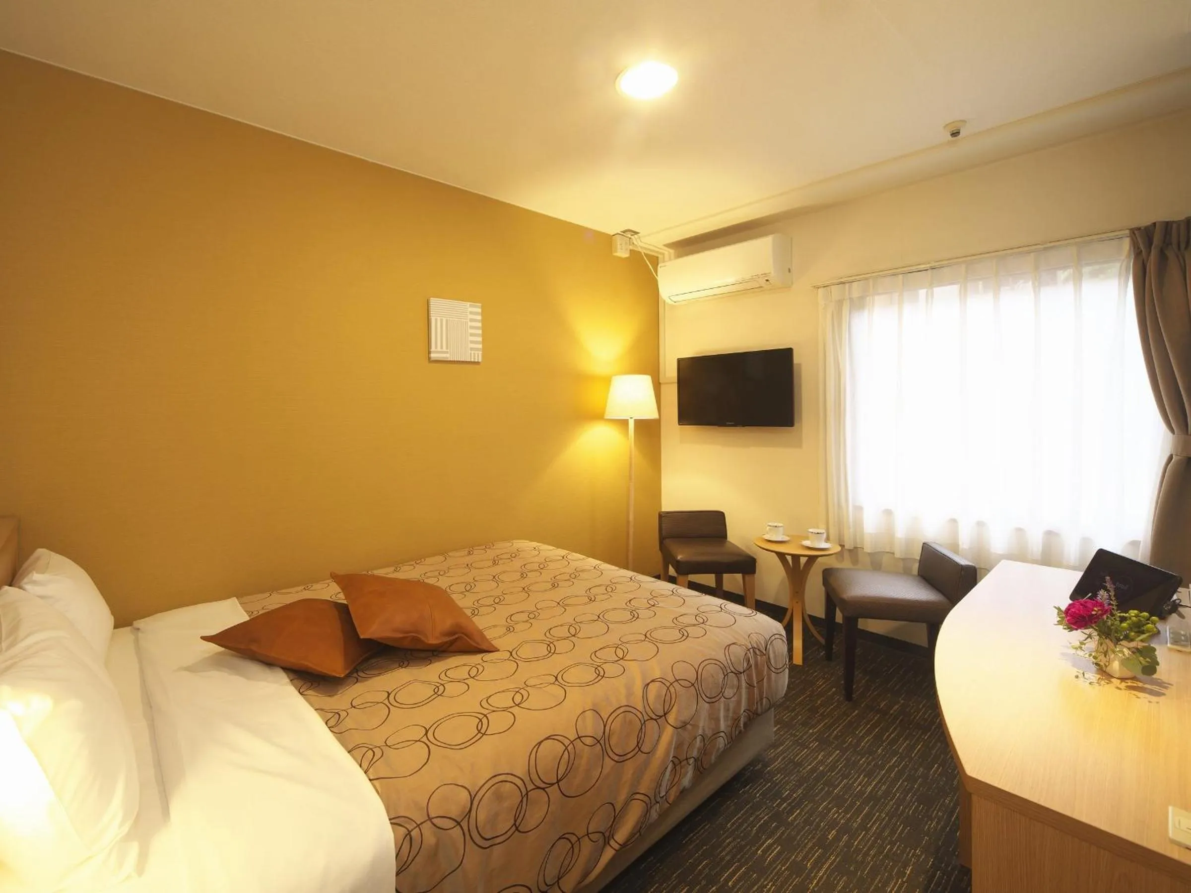 Photo of the whole room, Bed in Yokohama Heiwa Plaza Hotel
