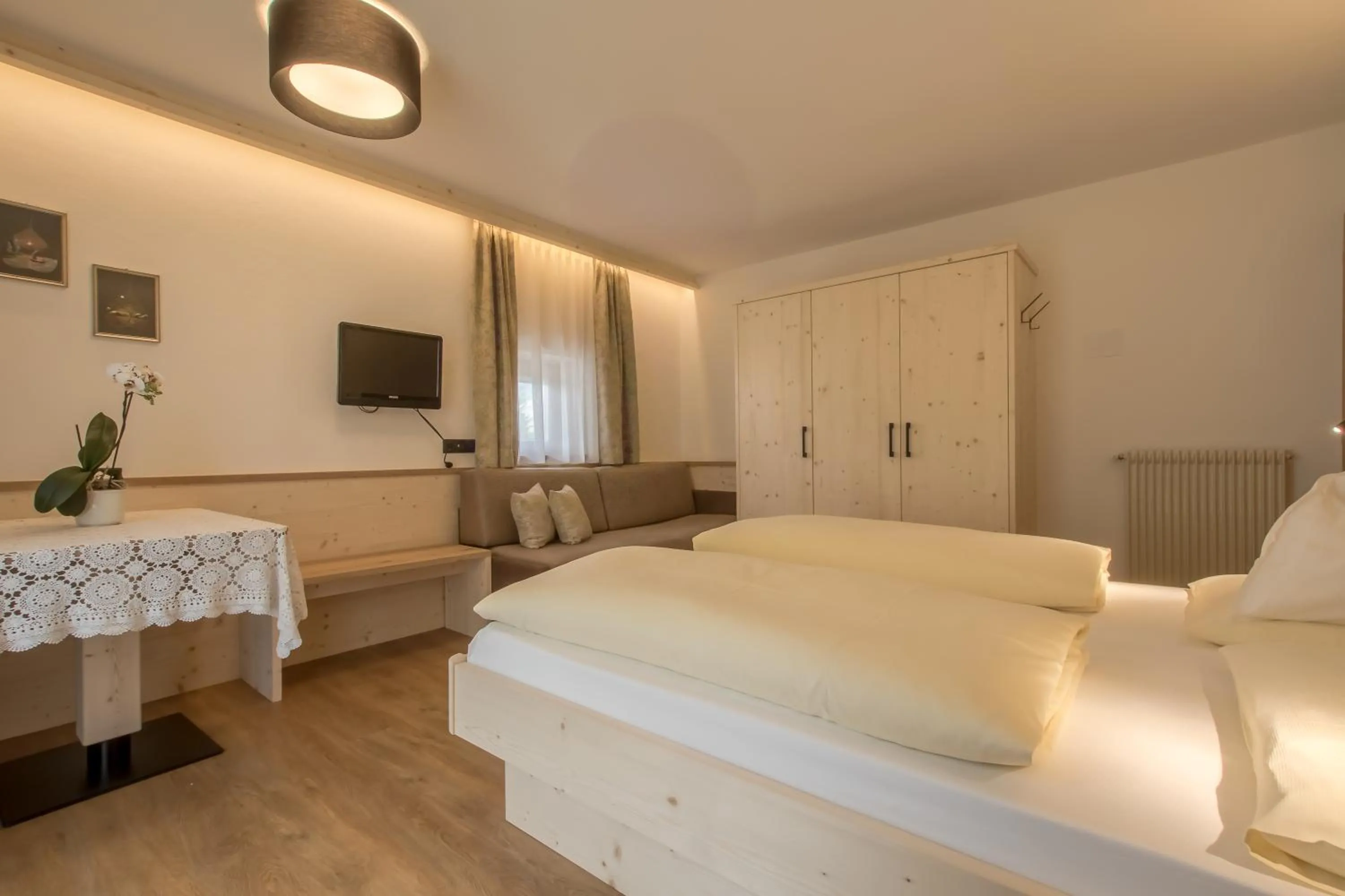 Photo of the whole room, Bed in Pensione Camoscio