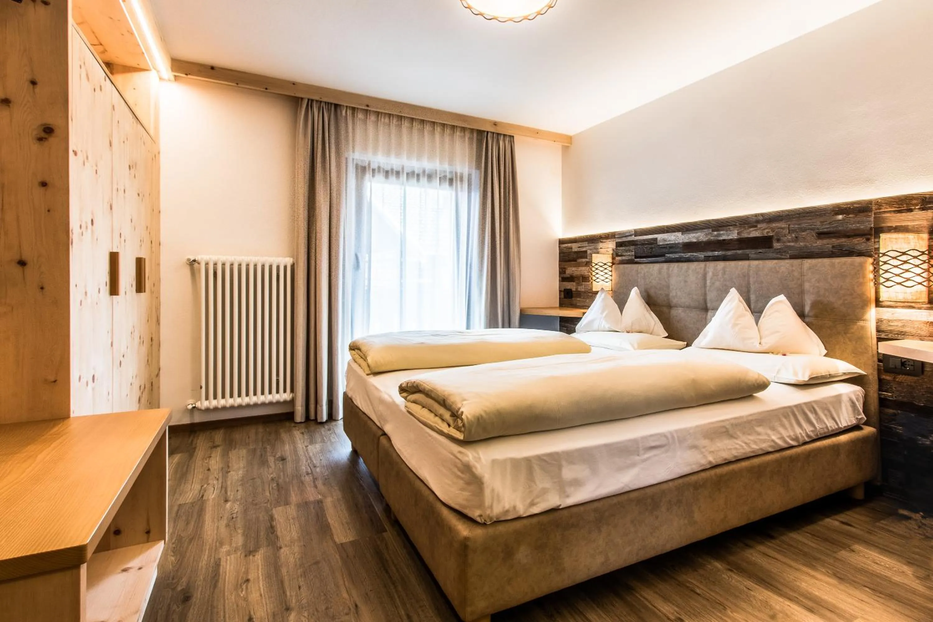 Photo of the whole room, Bed in Pensione Camoscio